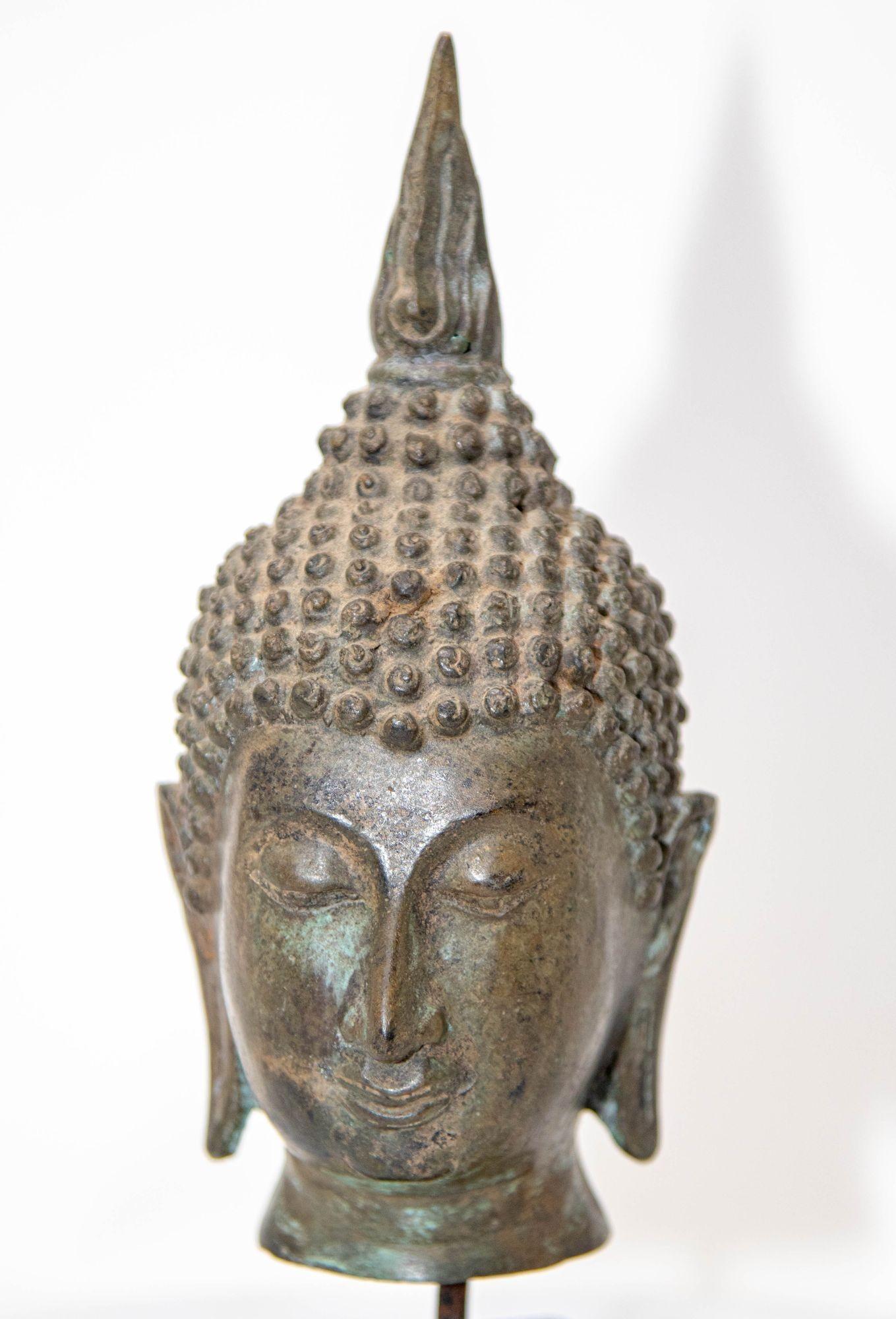 Sculpture ancienne en bronze à tête de bouddha avec vert-de-gris sur Stand, 19ème C. en vente 5