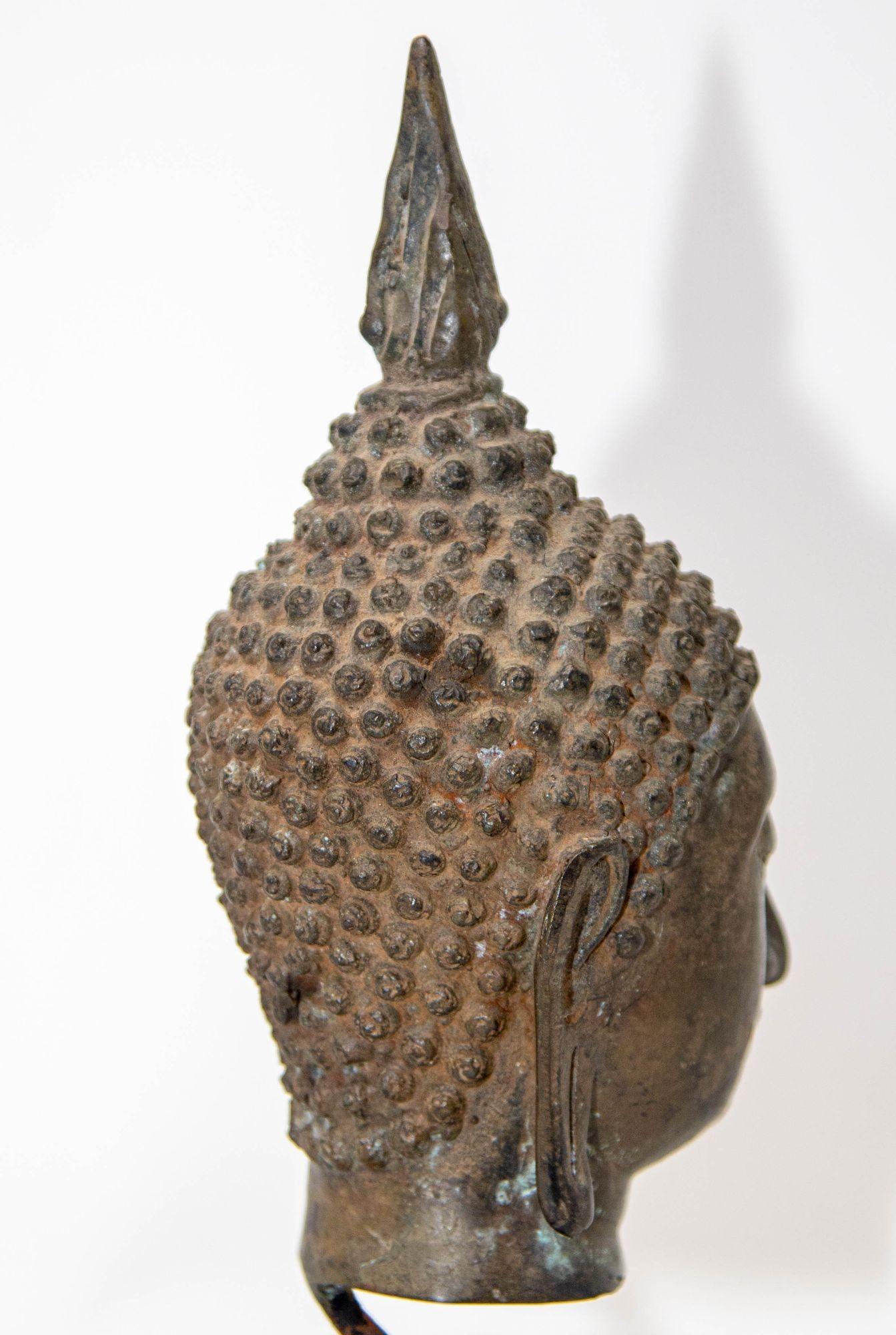 Sculpture ancienne en bronze à tête de bouddha avec vert-de-gris sur Stand, 19ème C. en vente 6