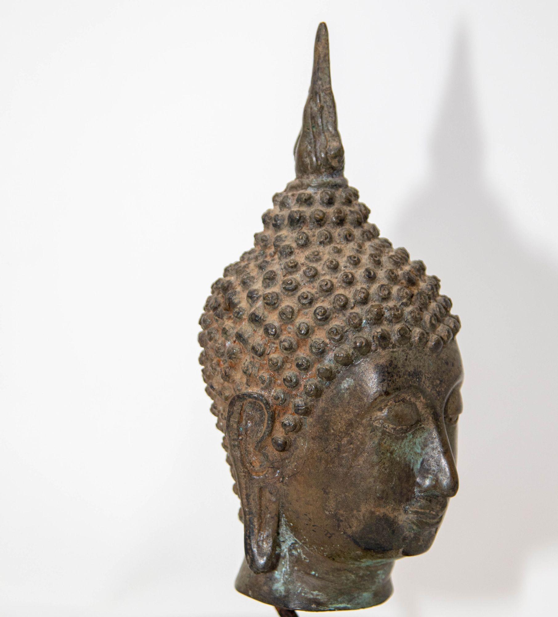 Sculpture ancienne en bronze à tête de bouddha avec vert-de-gris sur Stand, 19ème C. en vente 7