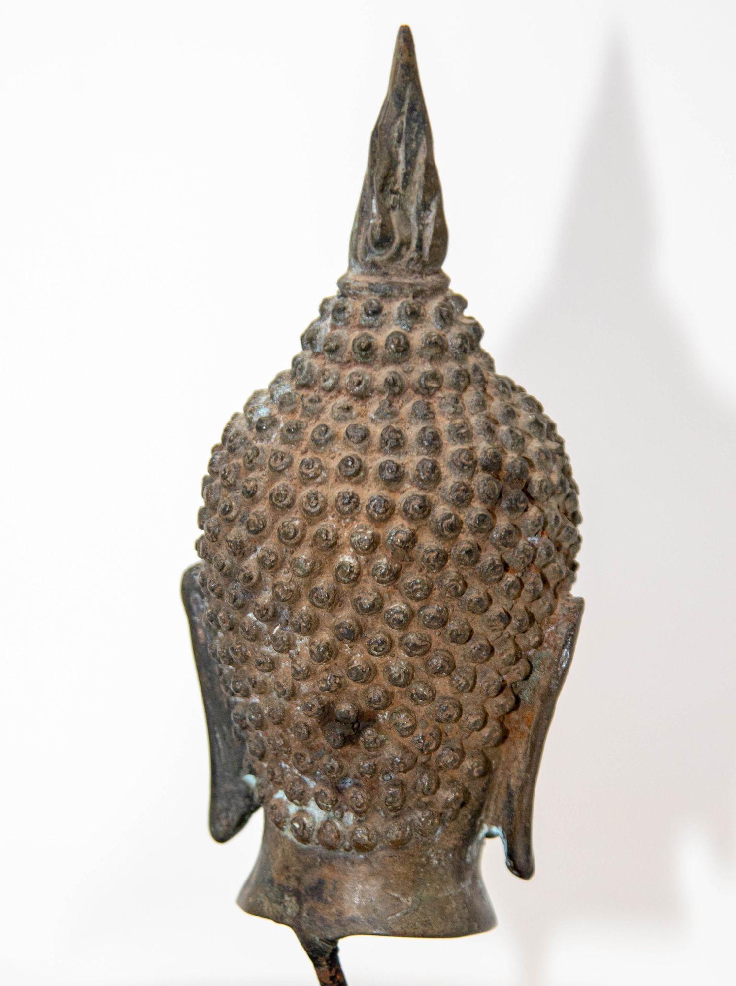 Sculpture ancienne en bronze à tête de bouddha avec vert-de-gris sur Stand, 19ème C. en vente 8