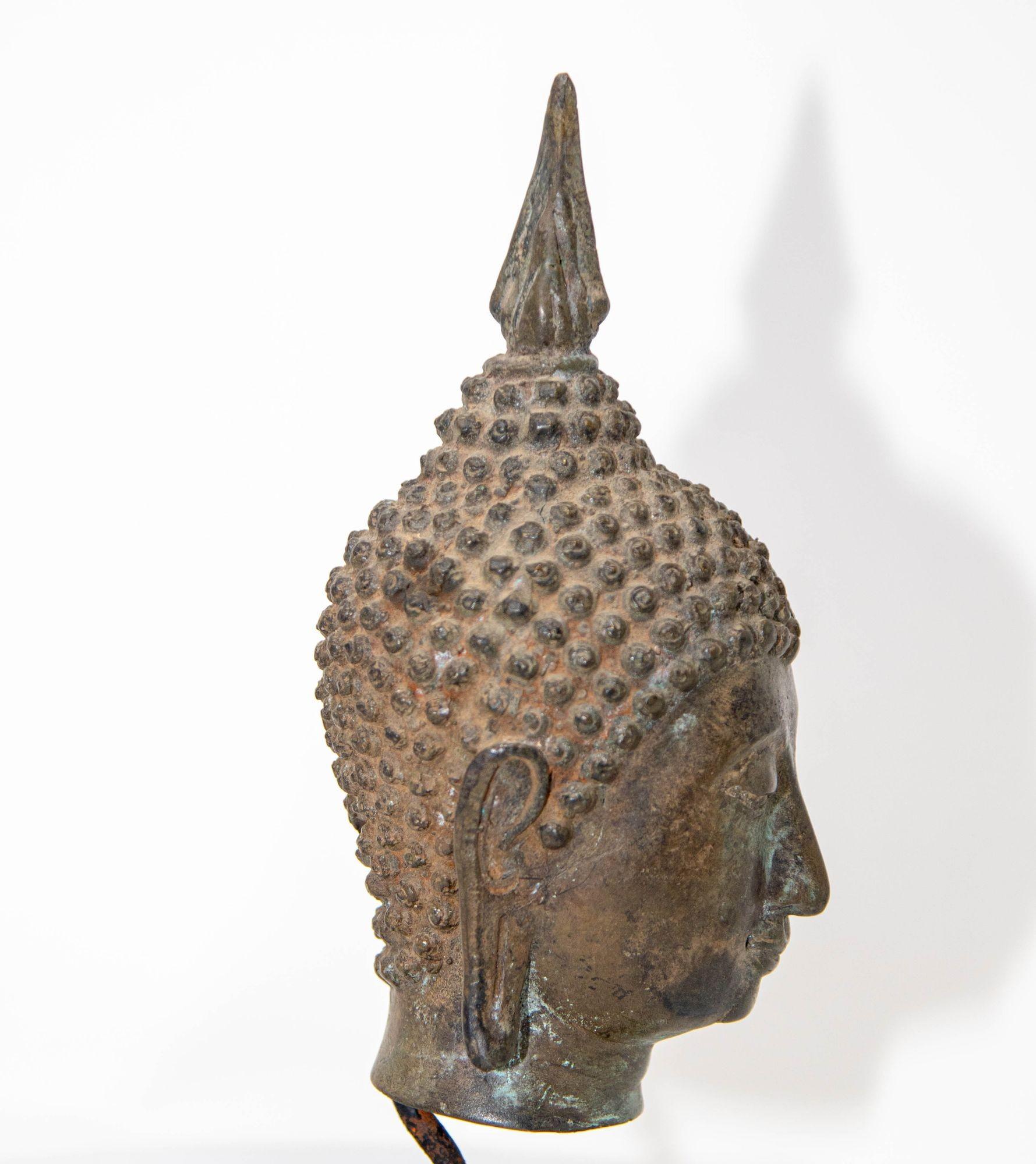 Sculpture ancienne en bronze à tête de bouddha avec vert-de-gris sur Stand, 19ème C. en vente 9