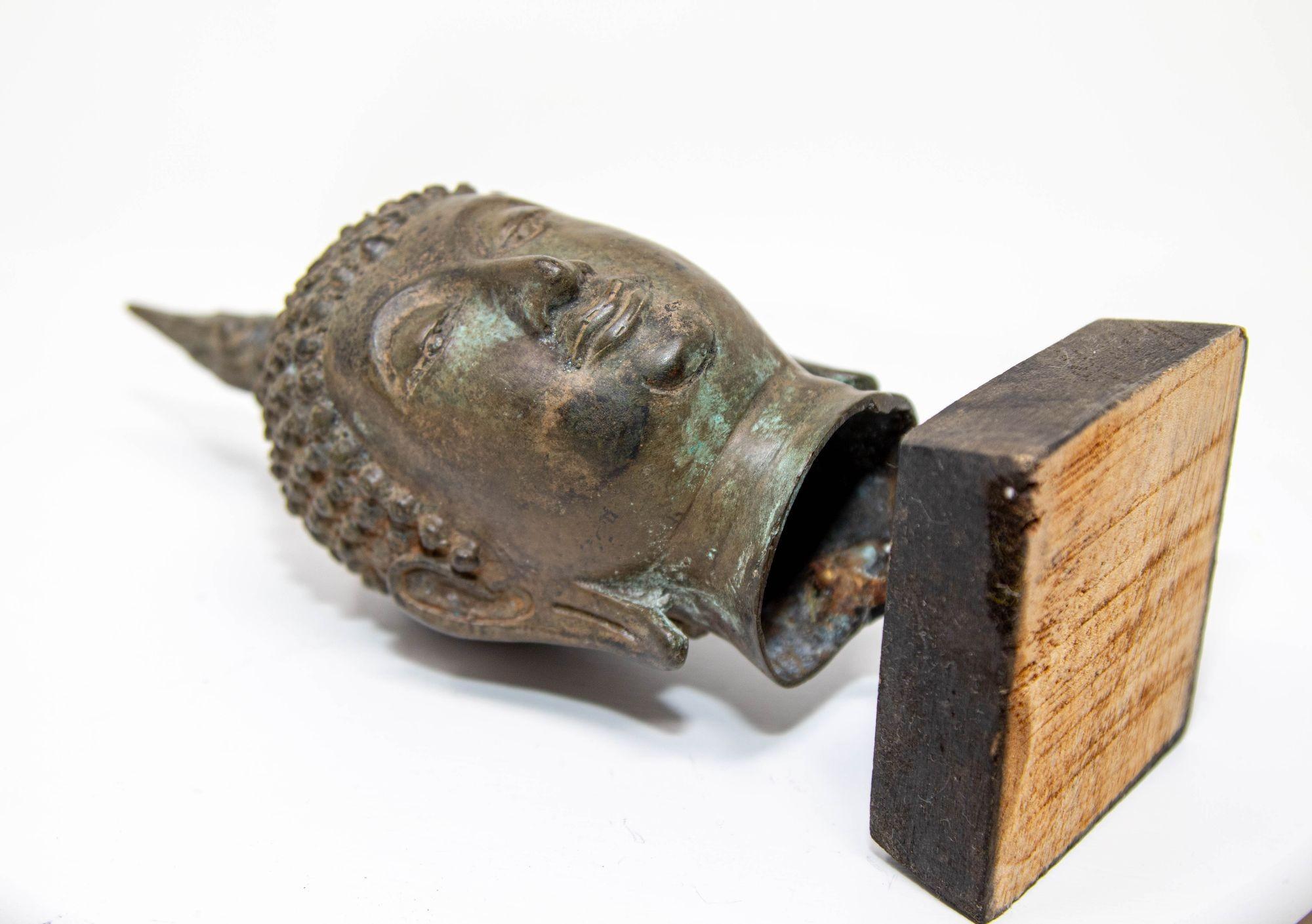 Sculpture ancienne en bronze à tête de bouddha avec vert-de-gris sur Stand, 19ème C. en vente 10