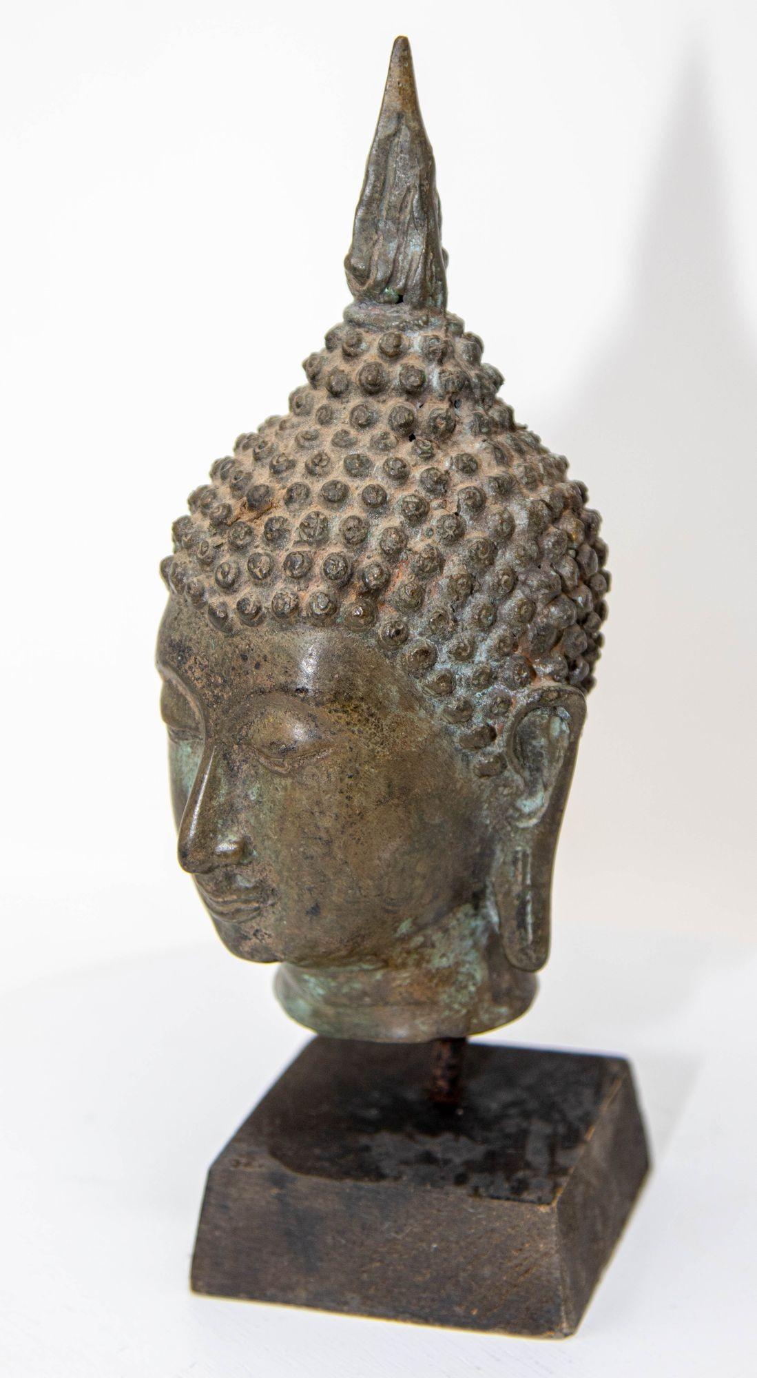Tibétain Sculpture ancienne en bronze à tête de bouddha avec vert-de-gris sur Stand, 19ème C. en vente