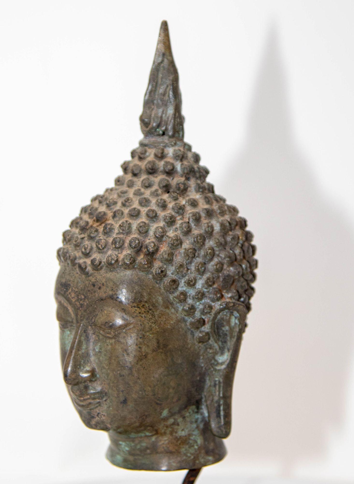 Thaïlandais Sculpture ancienne en bronze à tête de bouddha avec vert-de-gris sur Stand, 19ème C. en vente