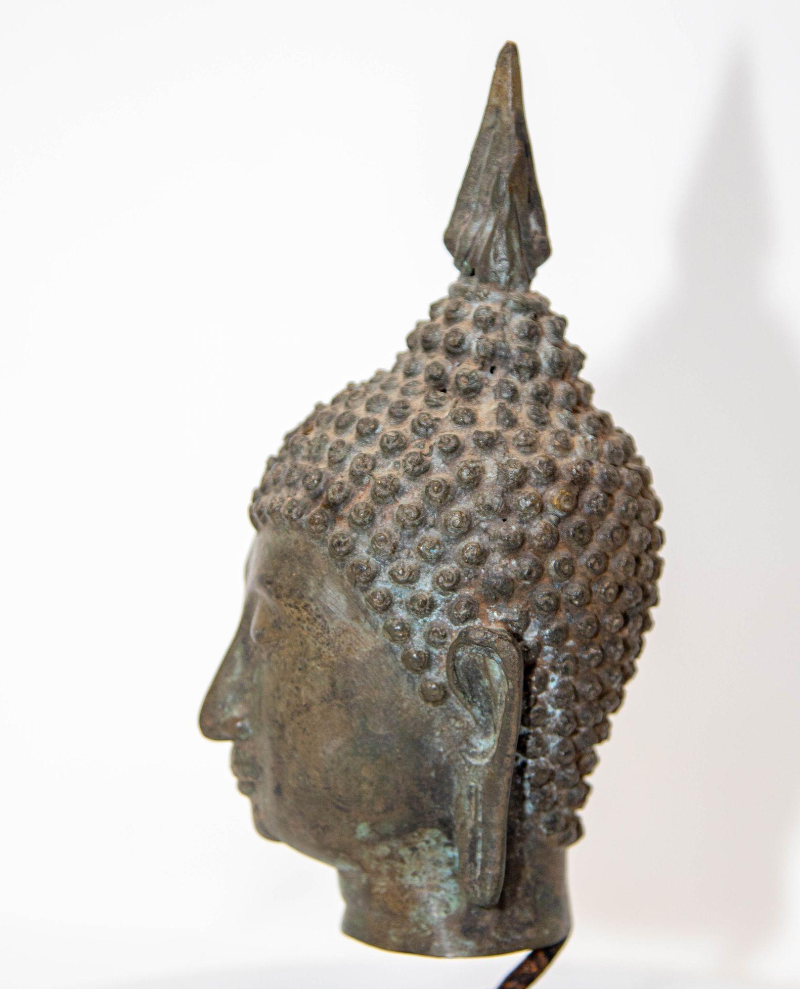 Sculpté à la main Sculpture ancienne en bronze à tête de bouddha avec vert-de-gris sur Stand, 19ème C. en vente