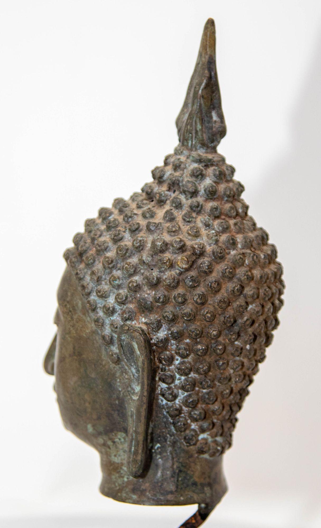 Sculpture ancienne en bronze à tête de bouddha avec vert-de-gris sur Stand, 19ème C. Bon état - En vente à North Hollywood, CA