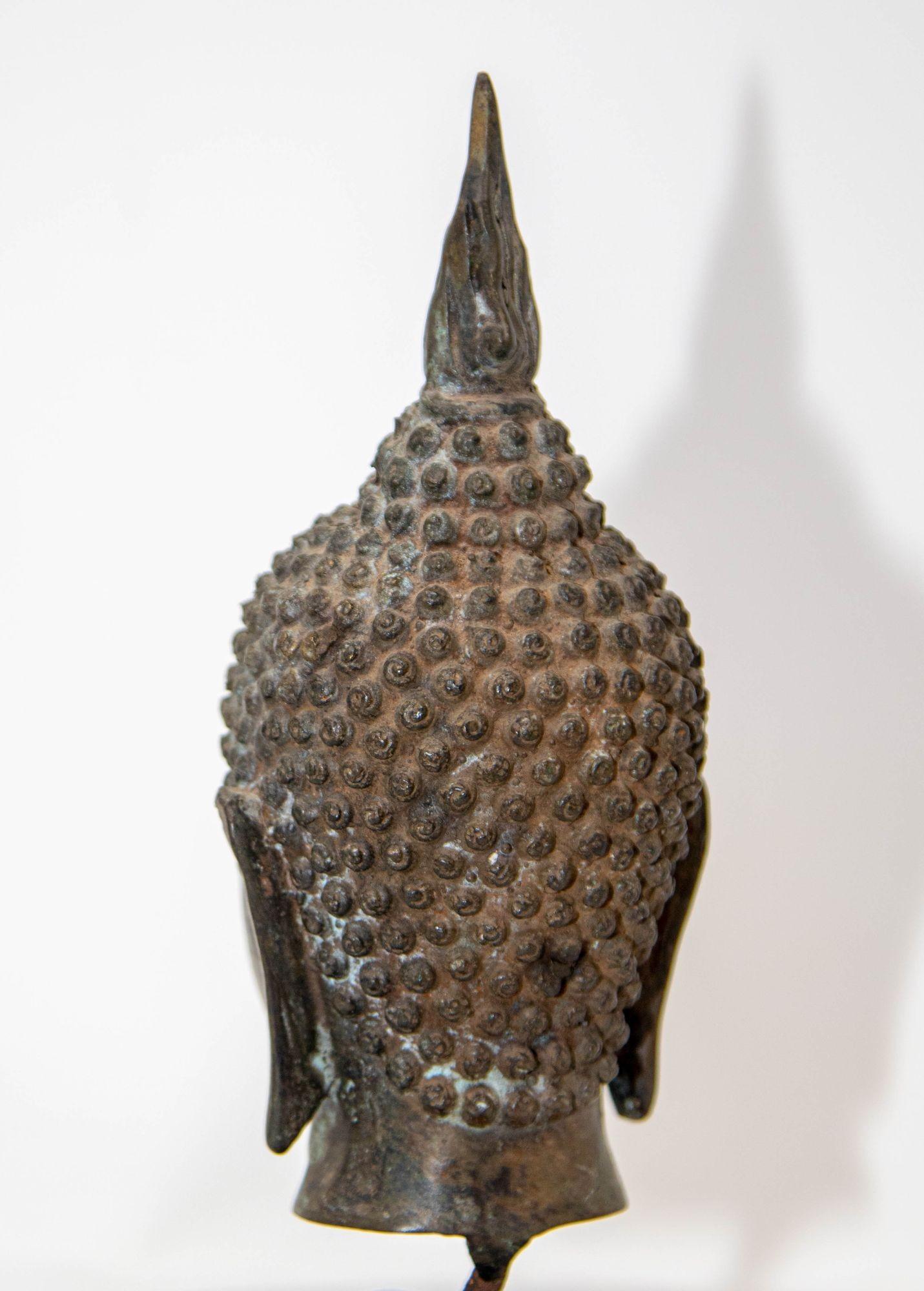 XIXe siècle Sculpture ancienne en bronze à tête de bouddha avec vert-de-gris sur Stand, 19ème C. en vente