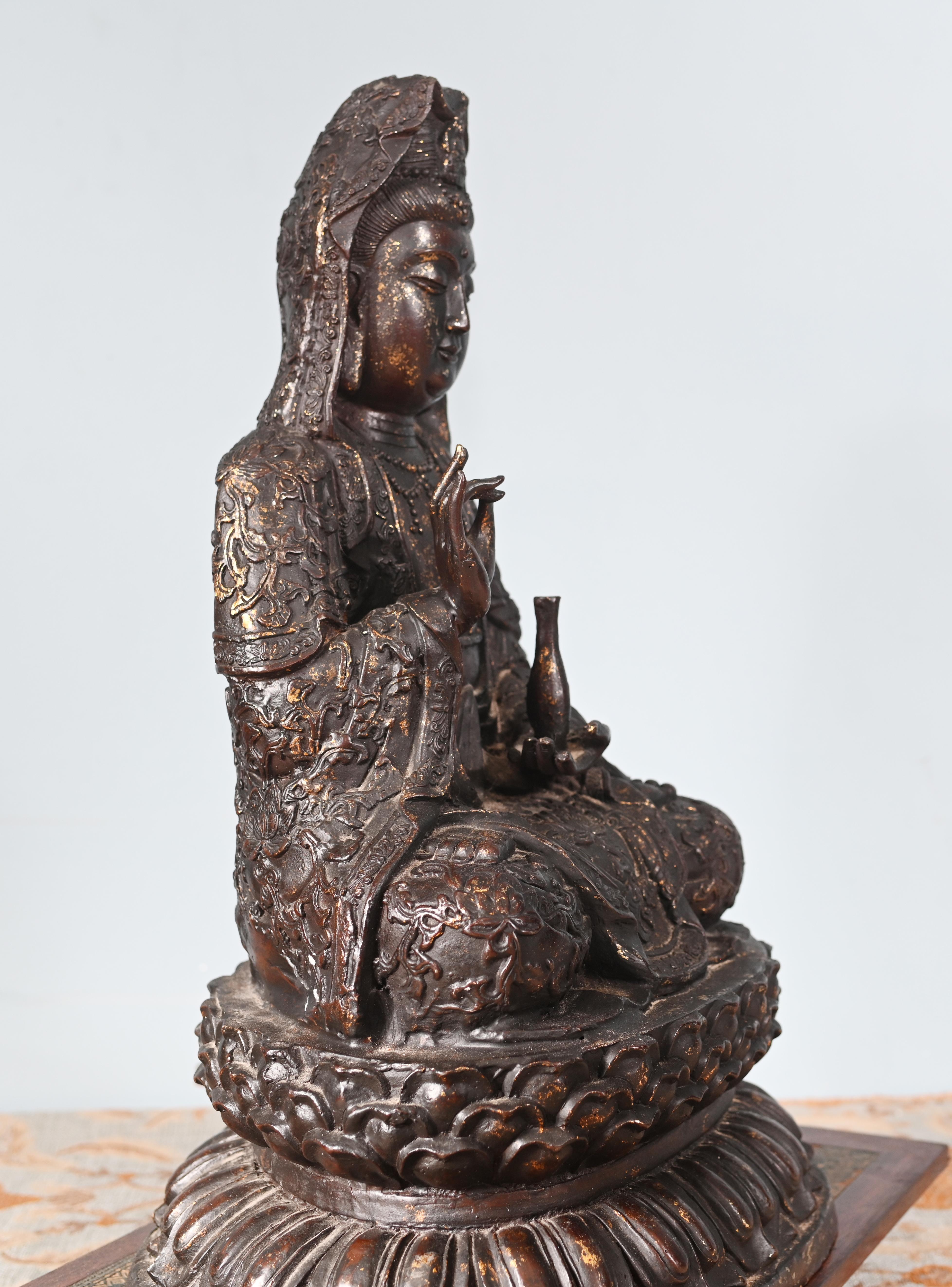 Statue de Bouddha en bronze antique Guanyin Kwan Yin Bodhisattva de la Compassion Sculpture en vente 5