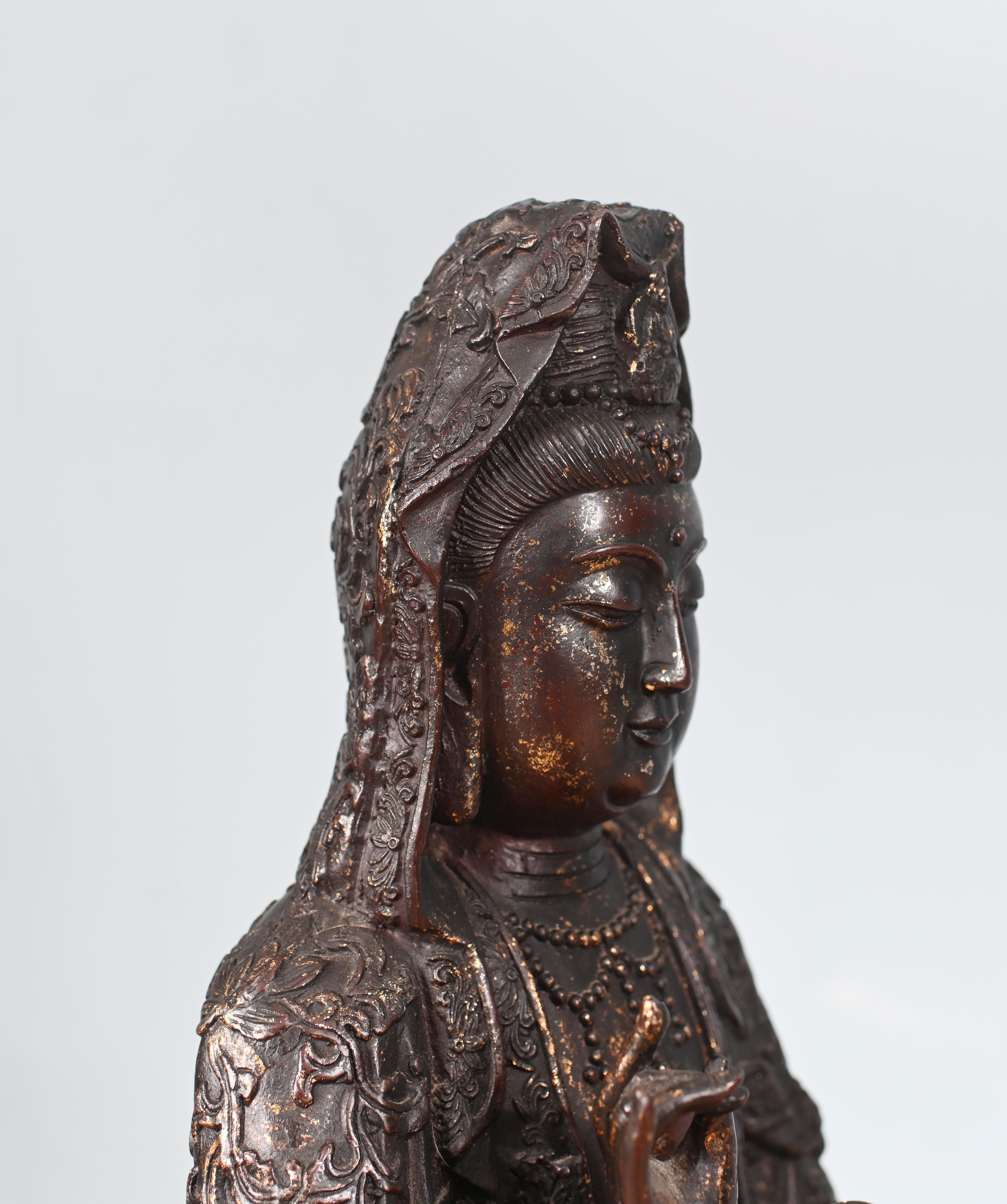 Statue de Bouddha en bronze antique Guanyin Kwan Yin Bodhisattva de la Compassion Sculpture en vente 6