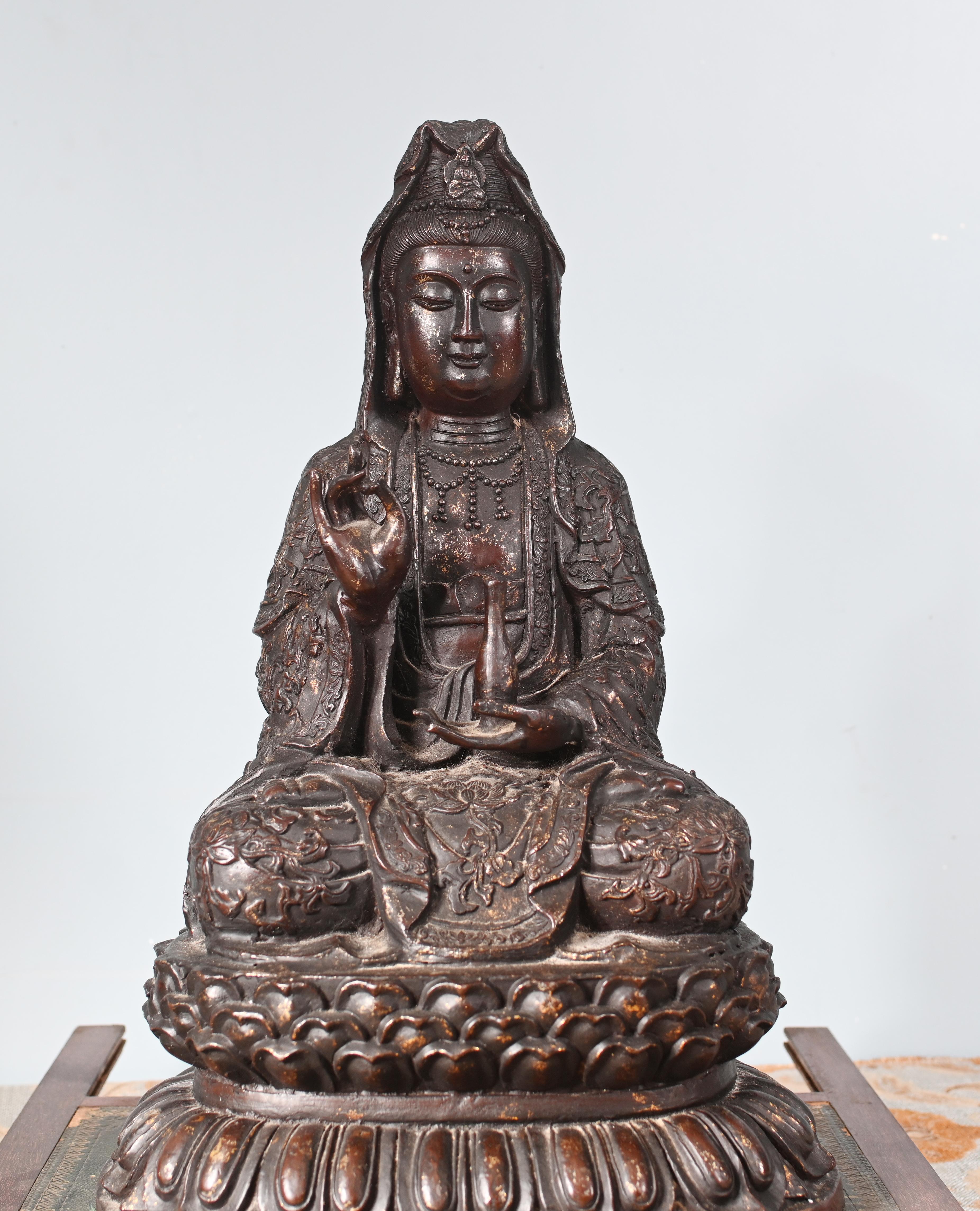 Vous voyez ici un beau moulage en bronze d'un bouddha en bronze, d'une
figure en bronze de Guanyin (Kwan Yin) assise et finement travaillée, le
Le bodhisattva de la compassion dans le bouddhisme d'Asie orientale
Circa 1930 et belle patine du