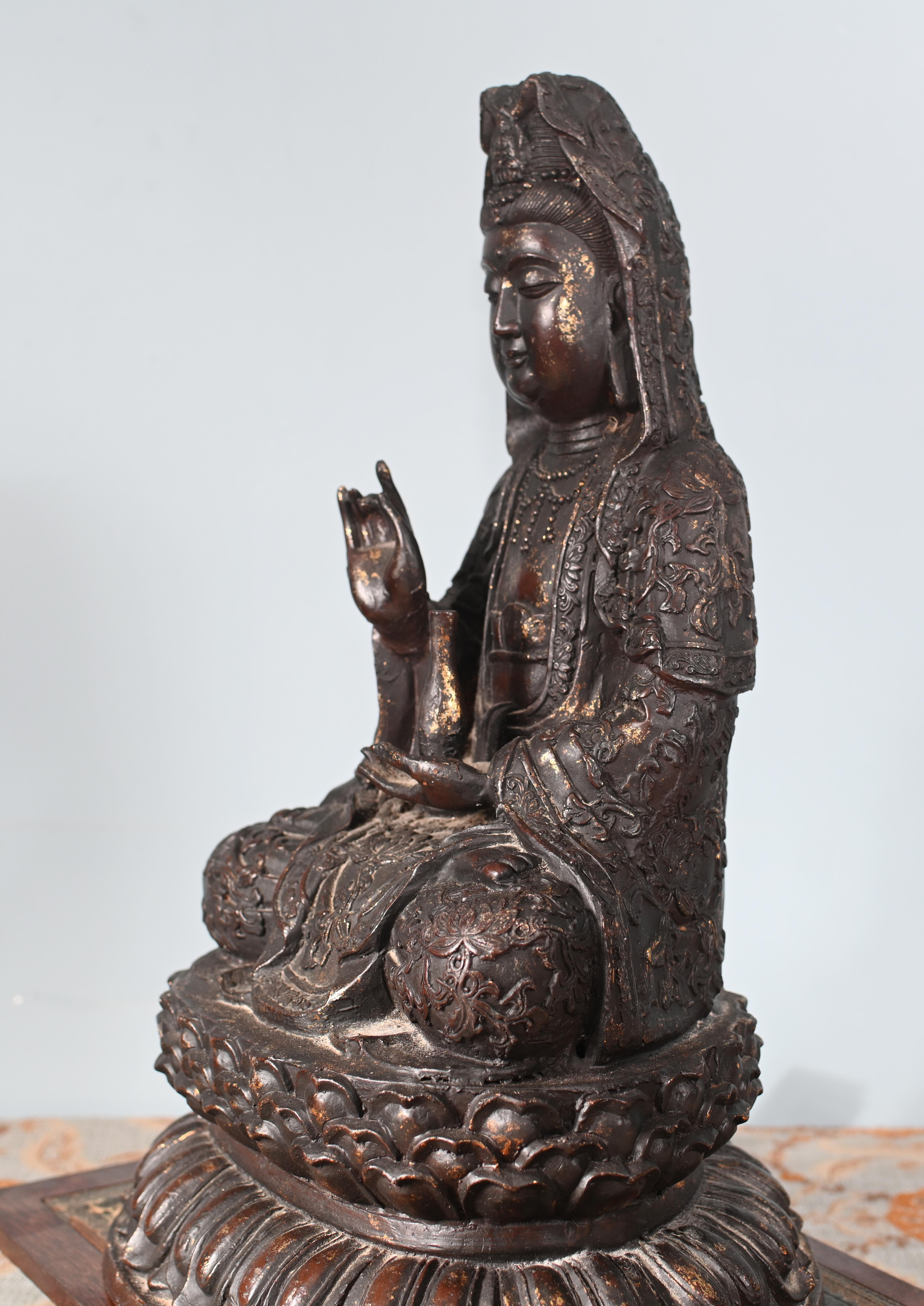 Bronze Statue de Bouddha en bronze antique Guanyin Kwan Yin Bodhisattva de la Compassion Sculpture en vente