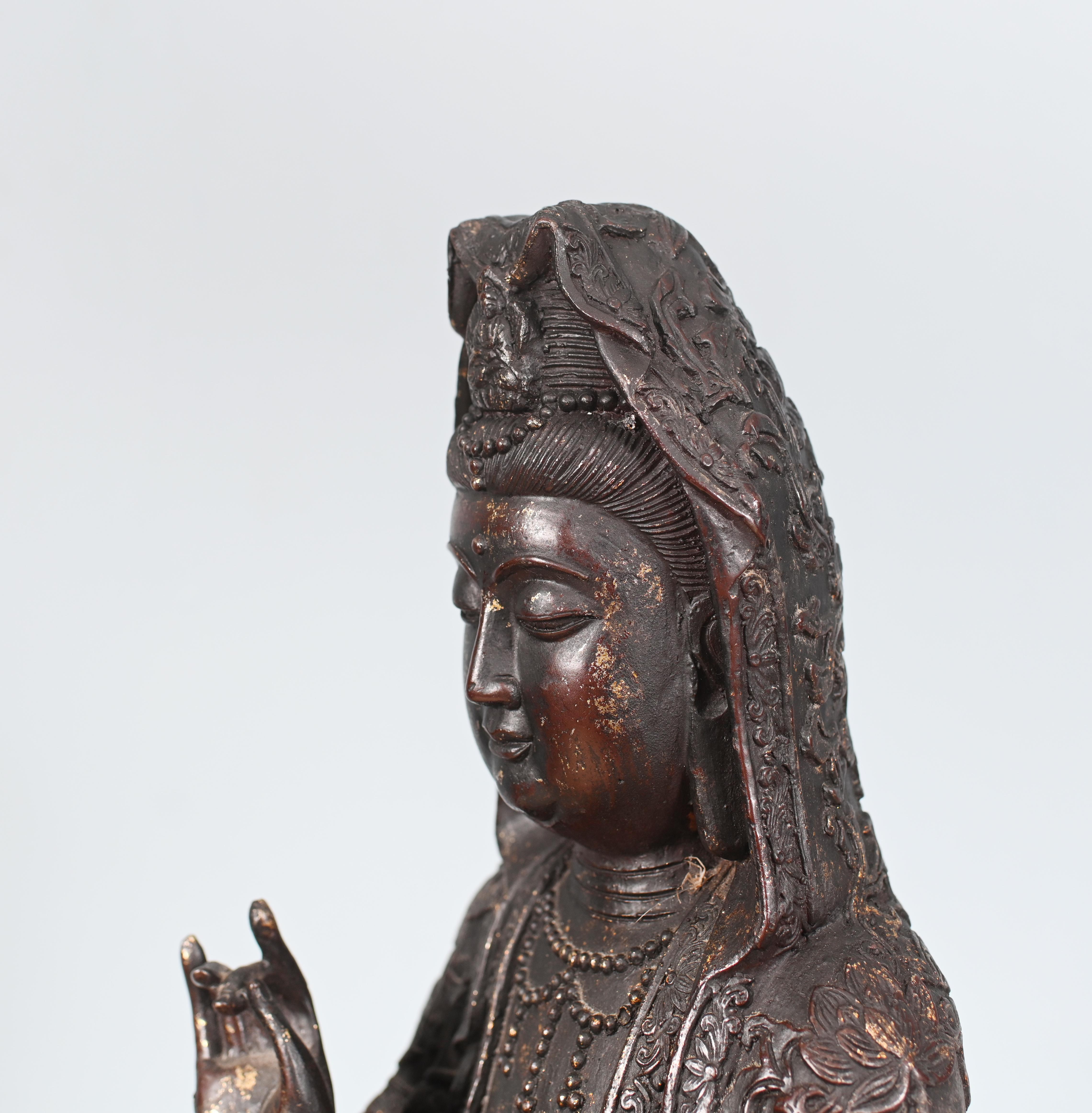 Statue de Bouddha en bronze antique Guanyin Kwan Yin Bodhisattva de la Compassion Sculpture en vente 1