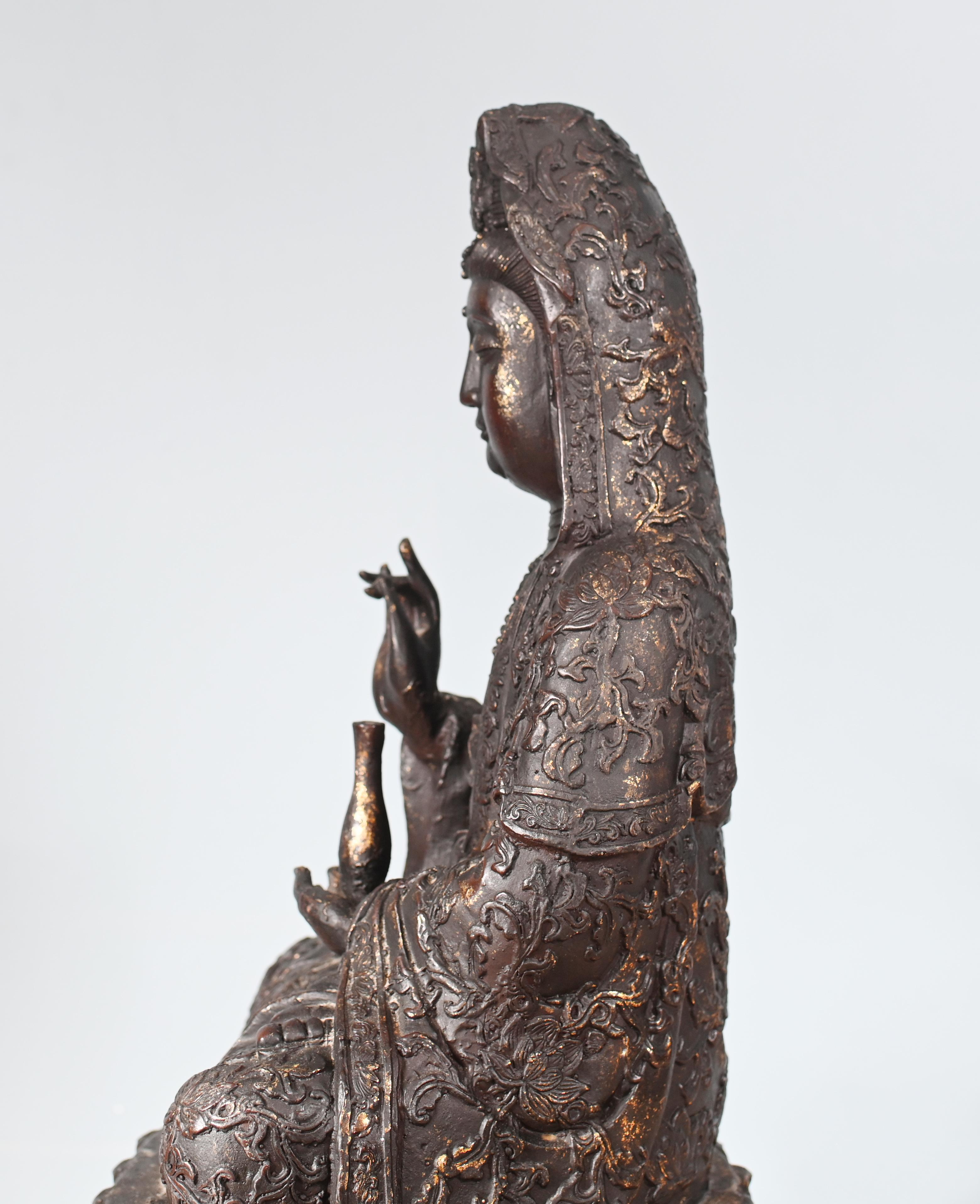 Statue de Bouddha en bronze antique Guanyin Kwan Yin Bodhisattva de la Compassion Sculpture en vente 2