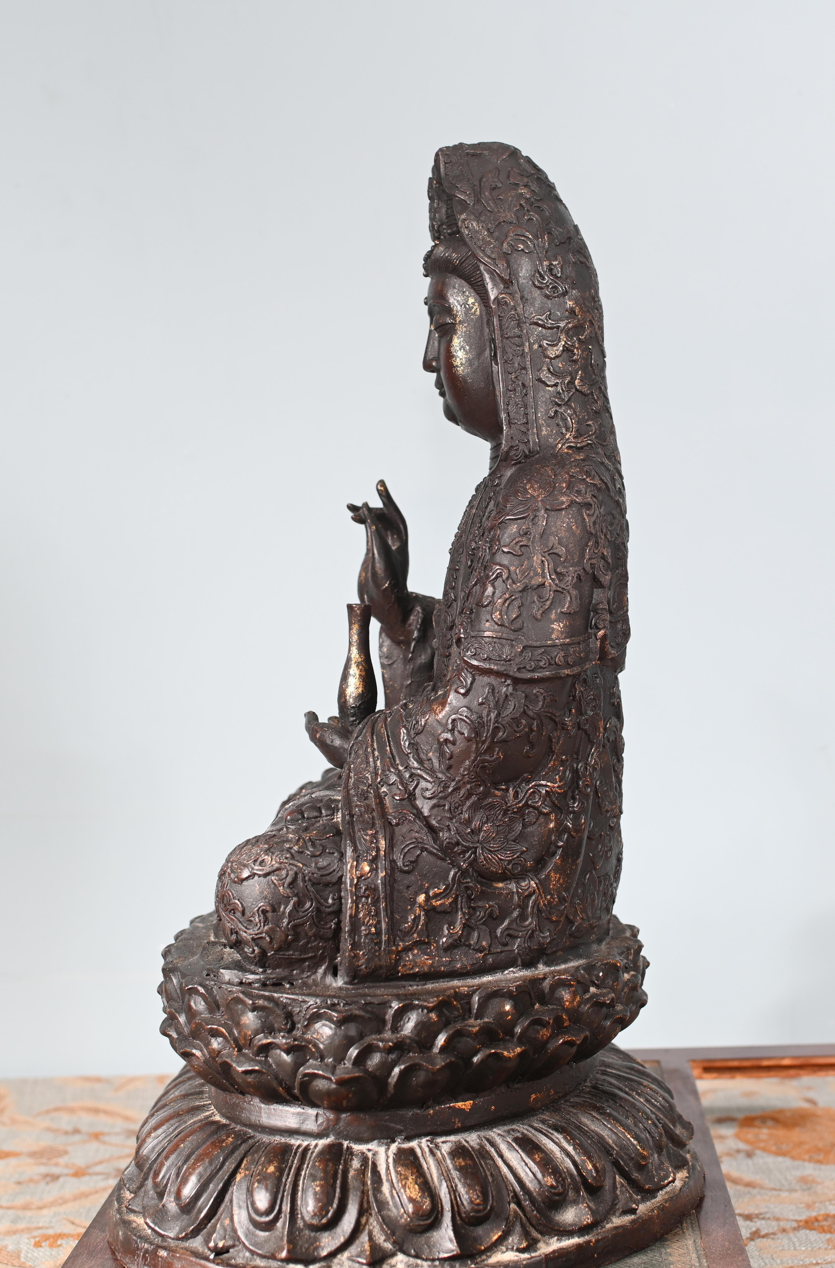 Statue de Bouddha en bronze antique Guanyin Kwan Yin Bodhisattva de la Compassion Sculpture en vente 3