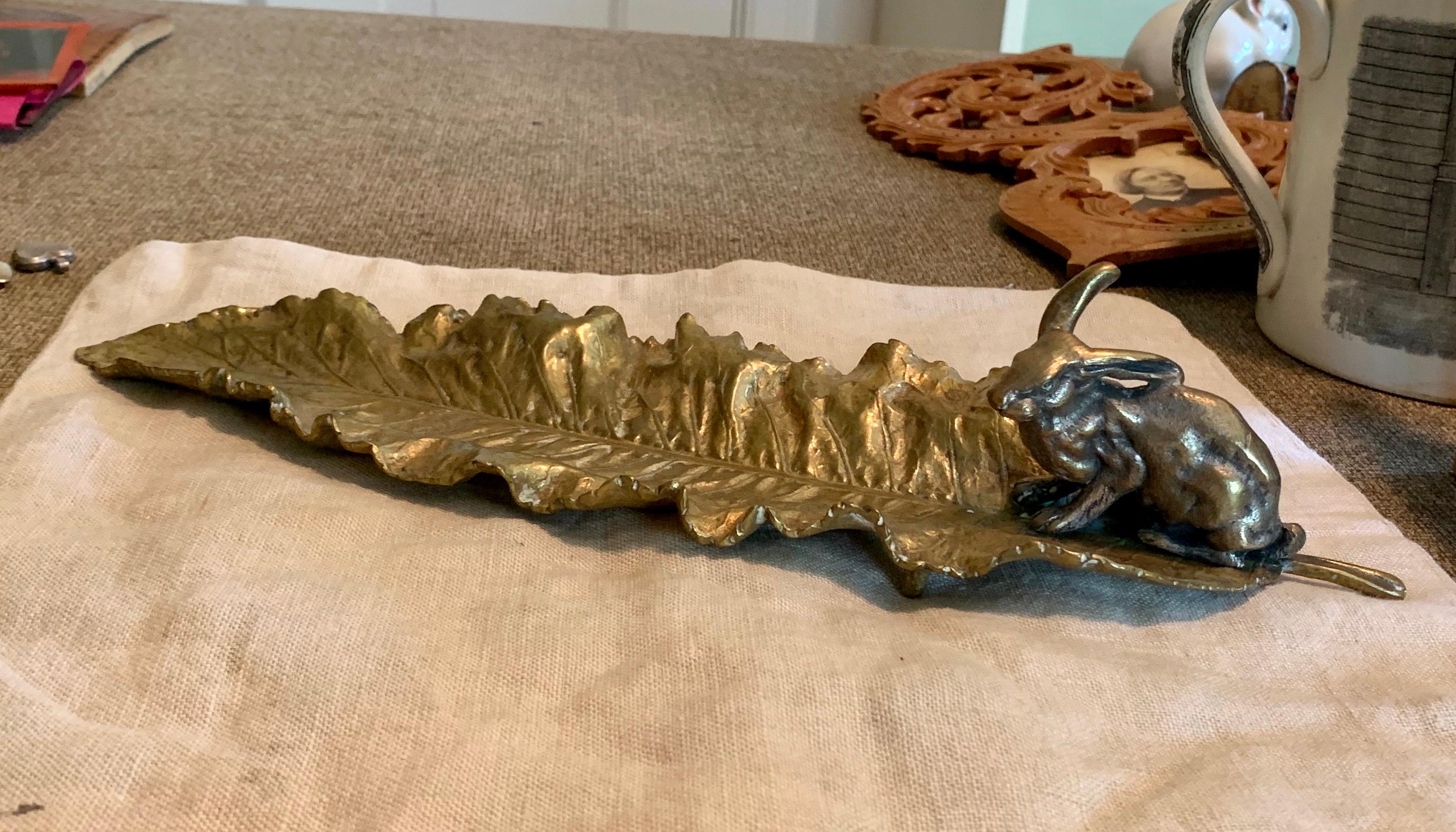 Dies ist eine hervorragende antike Bronze Tablett in Form eines Blattes mit einem Bunny Rabbit.  Die fabelhafte Bronze hat exquisite Details auf dem gesamten Blatt und ein wunderbares Kaninchen an einem Ende. Die Bronze ist höchstwahrscheinlich