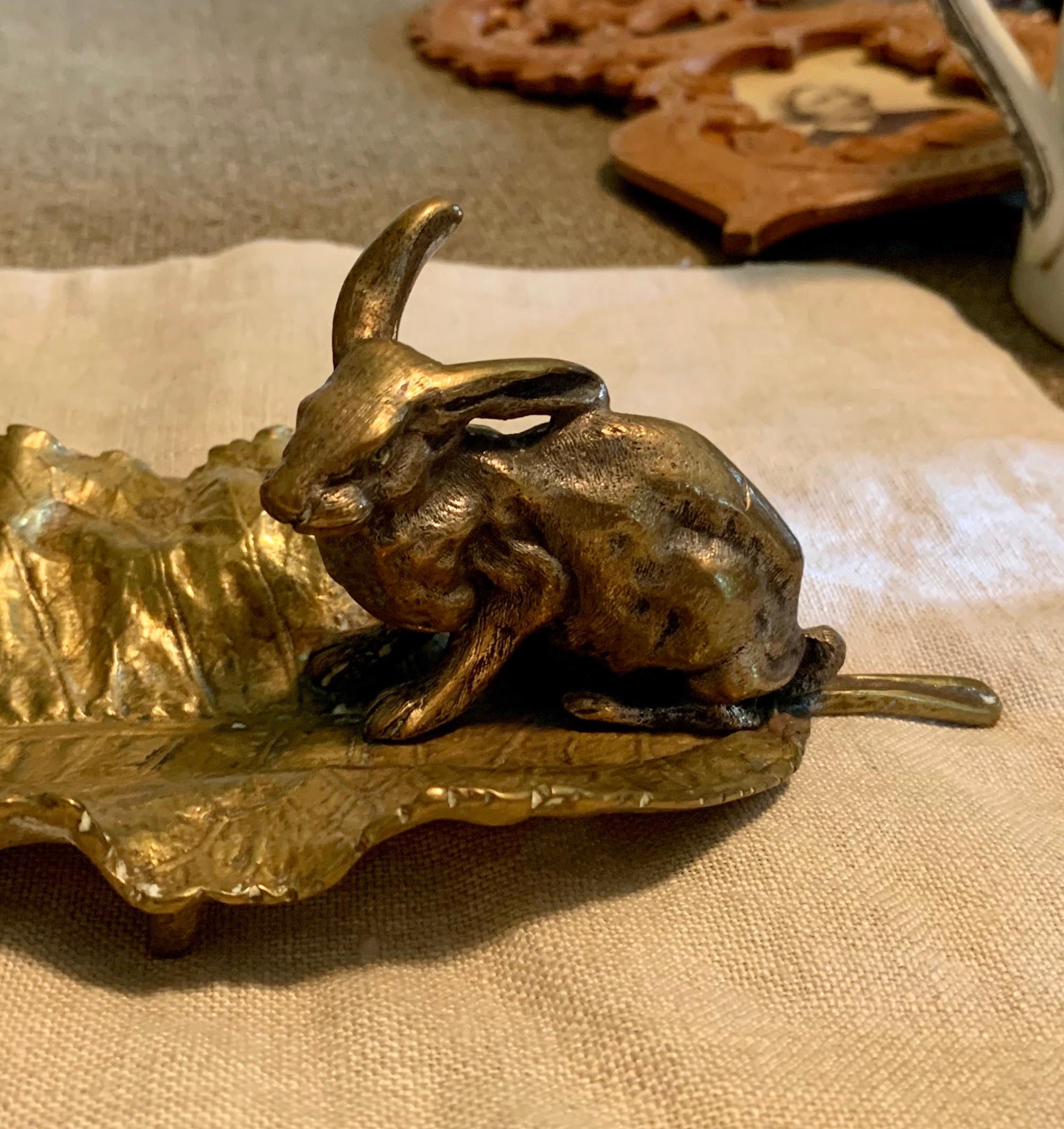 Antike Bronzeskulptur eines Kaninchens auf einem blattförmigen Tablett, französisch, 19. Jahrhundert im Zustand „Hervorragend“ im Angebot in New York, NY