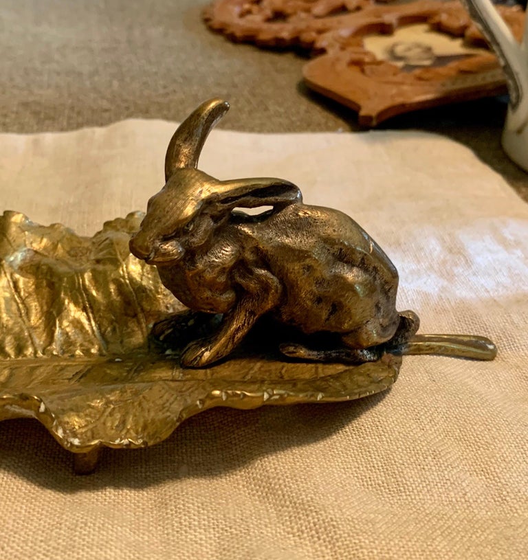 Antique Bronze Bunny Rabbit on Leaf Tray Sculpture, French, 19th Century In Excellent Condition For Sale In New York, NY