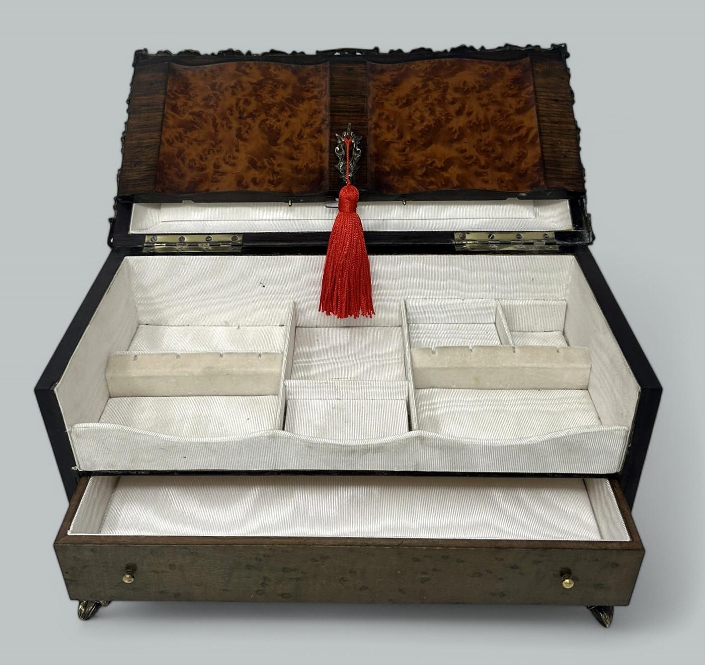 Antique Bronze Burl Walnut French Jewelry Sewing Casket Silk Lined Interior 19C In condizioni buone in vendita a Dublin, Ireland