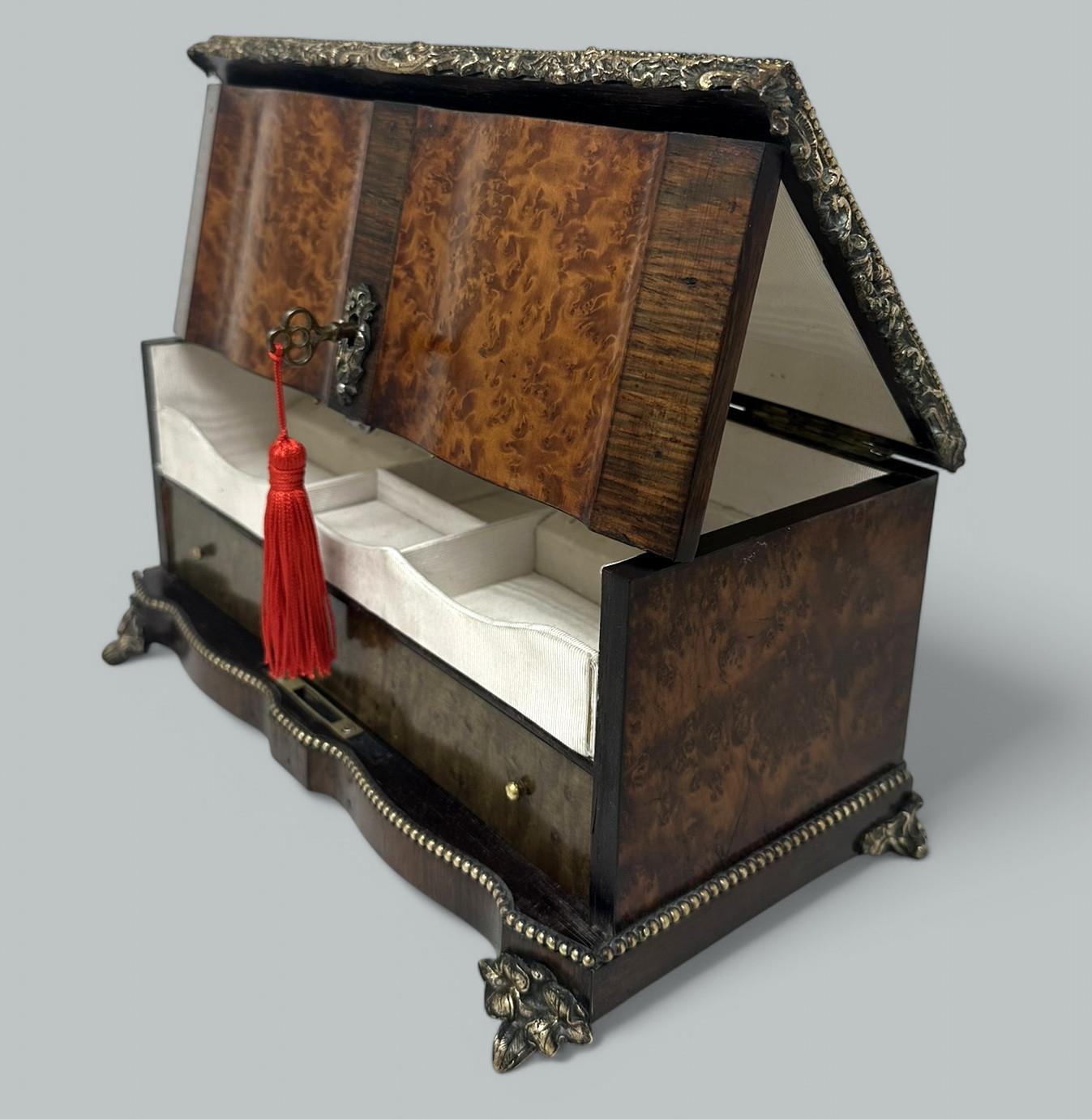 Ottone Antique Bronze Burl Walnut French Jewelry Sewing Casket Silk Lined Interior 19C in vendita