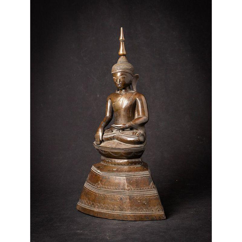 Material: bronze
41,4 cm high 
22,8 cm wide and 12,2 cm deep
Weight: 5.361 kgs
Shan (Tai Yai) style
Bhumisparsha mudra
Originating from Burma
19th century.
 