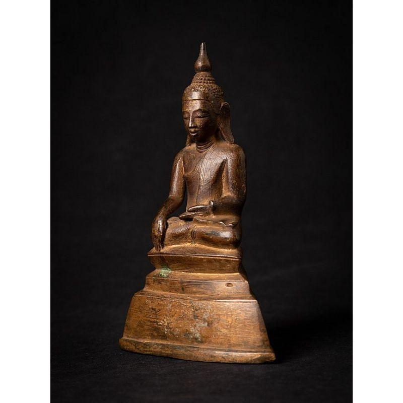 Material: bronze
17,6 cm high 
10,9 cm wide and 4,6 cm deep
Weight: 0.632 kgs
Shan (Tai Yai) style
Bhumisparsha mudra
Originating from Burma
Early 19th century

