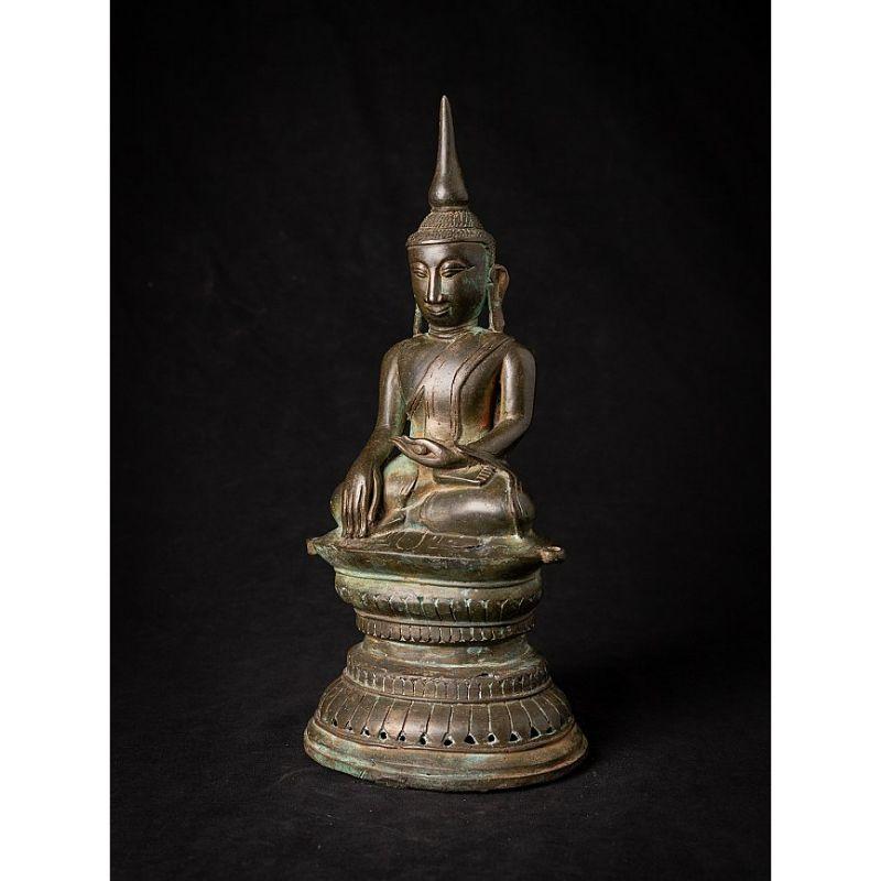 Material: bronze
32,4 cm high 
14,7 cm wide and 10,2 cm deep
Weight: 2.168 kgs
Shan (Tai Yai) style
Bhumisparsha mudra
Originating from Burma
18th Century.

