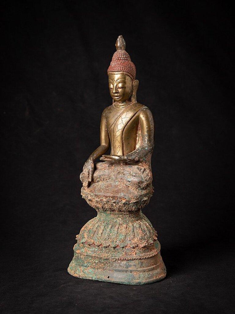 Material: bronze
33,9 cm high 
15,1 cm wide and 10,2 cm deep
Weight: 2.069 kgs
Shan (Tai Yai) style
Bhumisparsha mudra
Originating from Burma
17th century
With a very nice facial expression !
With oxidation spots on the lower half of the