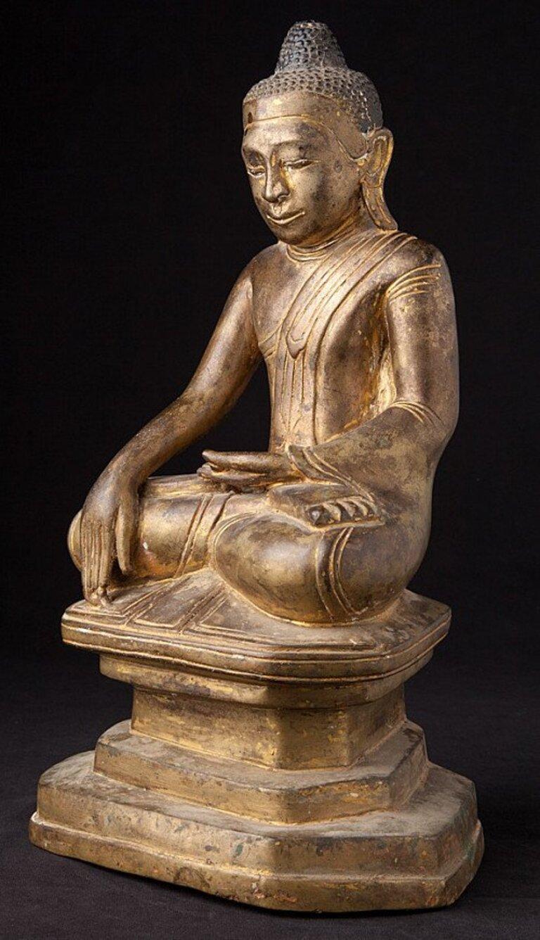 This antique bronze Buddha statue is a truly unique and special collectible piece. Standing at 34 cm high, 21.5 cm wide, and 15 cm deep, it is made of bronze, and it has traces of old lacquer and paint. The intricate details on the statue are adding
