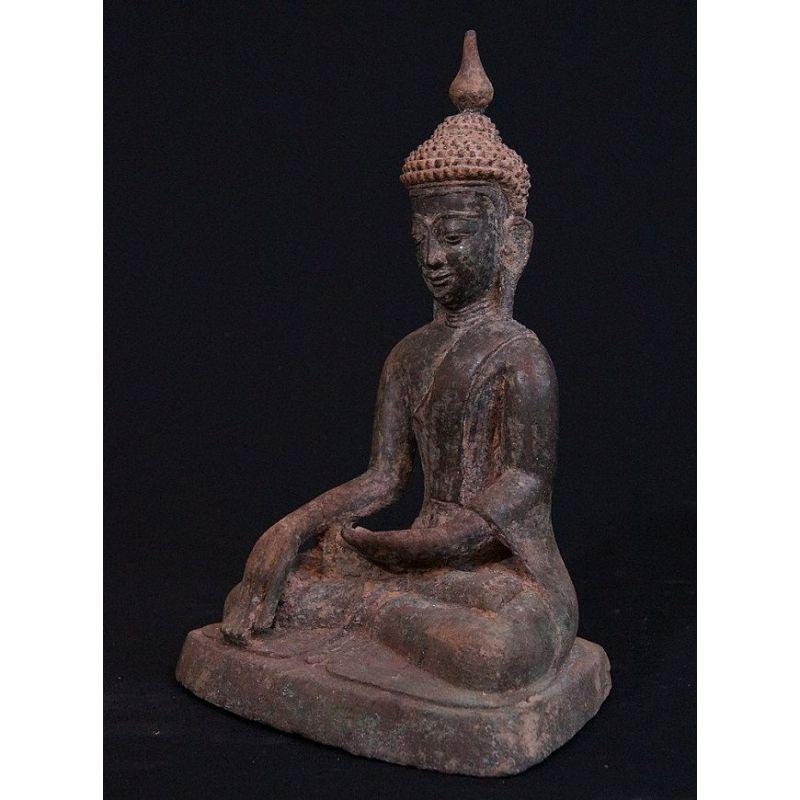 Material: bronze
32 cm high 
22 cm wide
Weight: 4.750 kgs
15,5 cm deep
Bhumisparsha mudra
Originating from Burma
16/17th century

