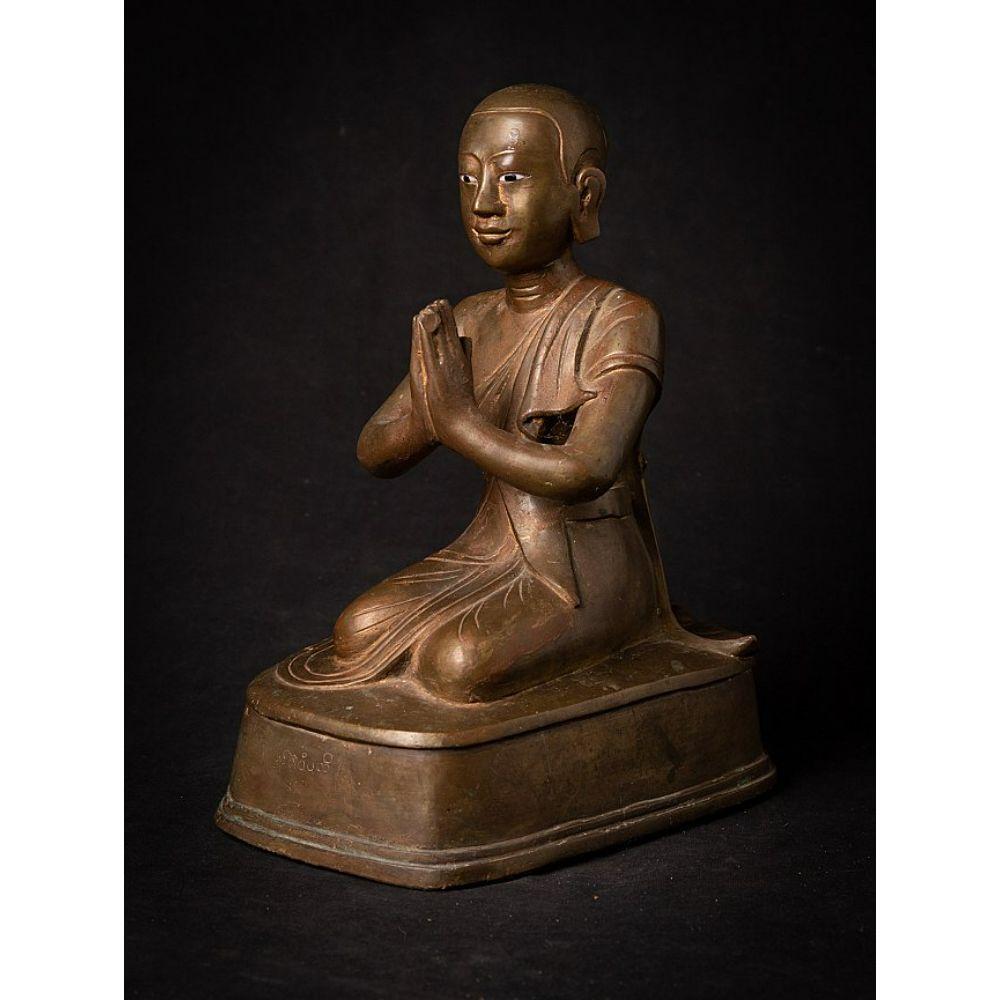 Material: bronze
31 cm high 
18,8 cm wide and 23,6 cm deep
Weight: 4.034 kgs
Mandalay style
Namaskara mudra
Originating from Burma
Late 19th century
With Burmese inscriptions in the base











