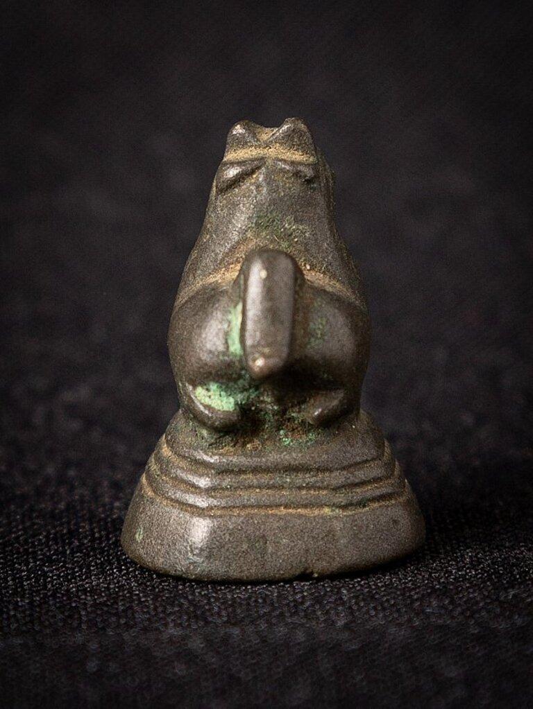 Material: bronze
2,2 cm high 
1,9 cm wide and 2,1 cm deep
Weight: 0.032 kgs
Originating from Burma
18th century.
 