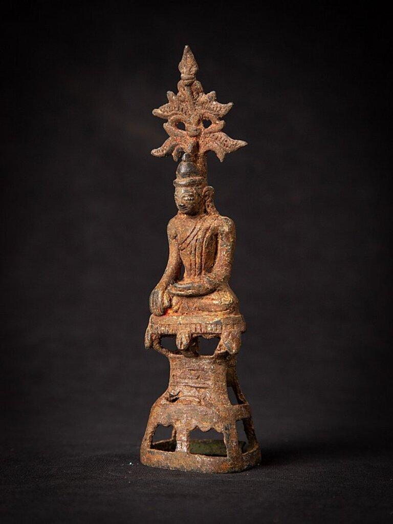 Material: bronze
18 cm high 
5,1 cm wide and 4,7 cm deep
Weight: 0.217 kgs
Shan (Tai Yai) style
Bhumisparsha mudra
Originating from Burma
18th century.
 