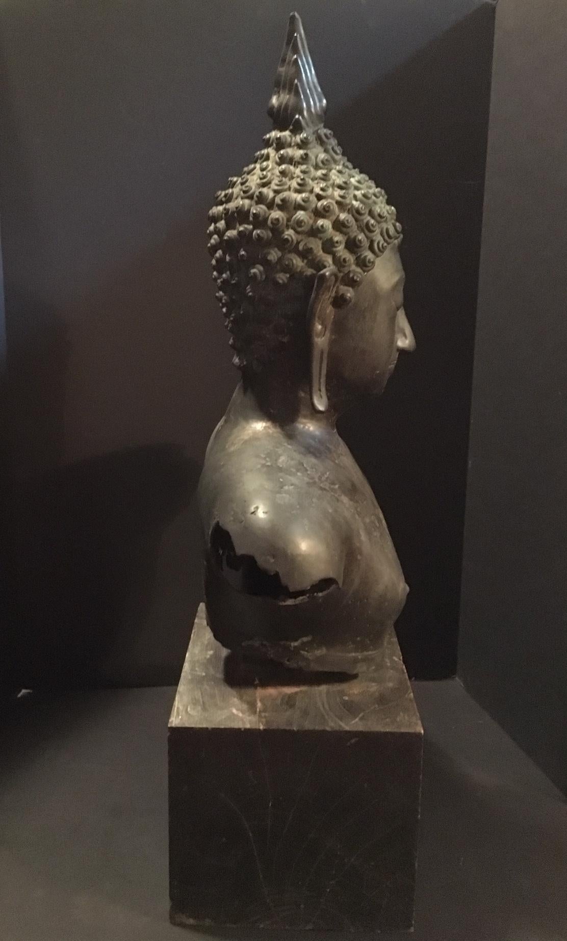 Antique Bronze Bust of Buddha, Thailand Ayutthaya, circa 18th Century For Sale 1