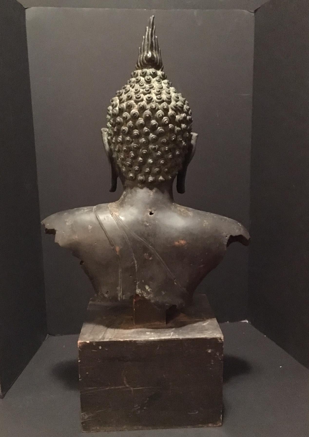 Antique Bronze Bust of Buddha, Thailand Ayutthaya, circa 18th Century For Sale 3