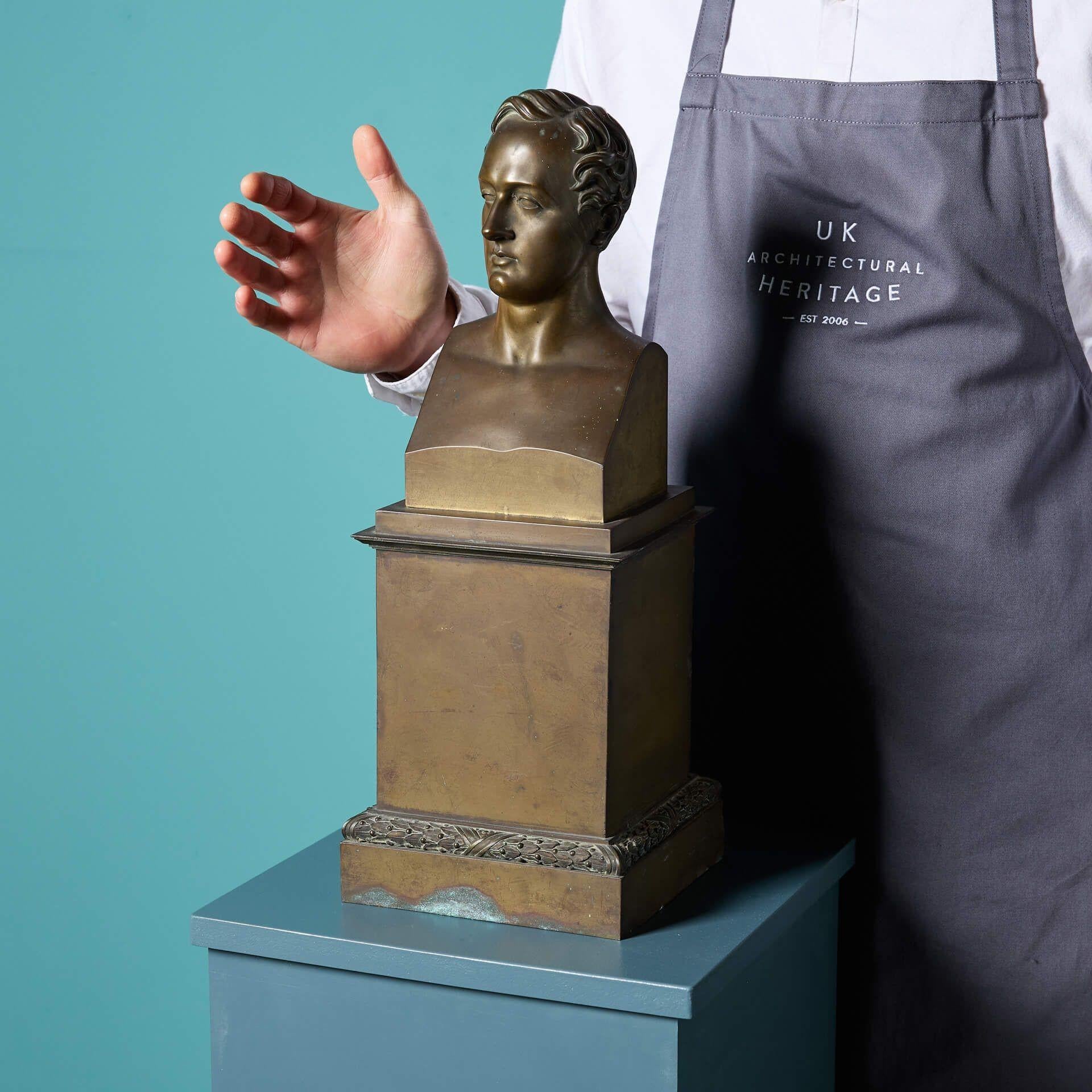 Un antico busto in bronzo patinato di Lord Byron (1788-1824).

In grande scala, questa scultura dell'influente poeta è un elemento straordinario per una proprietà d'epoca.

Poggiato su una grande base rettangolare a gradini, questo imponente bronzo