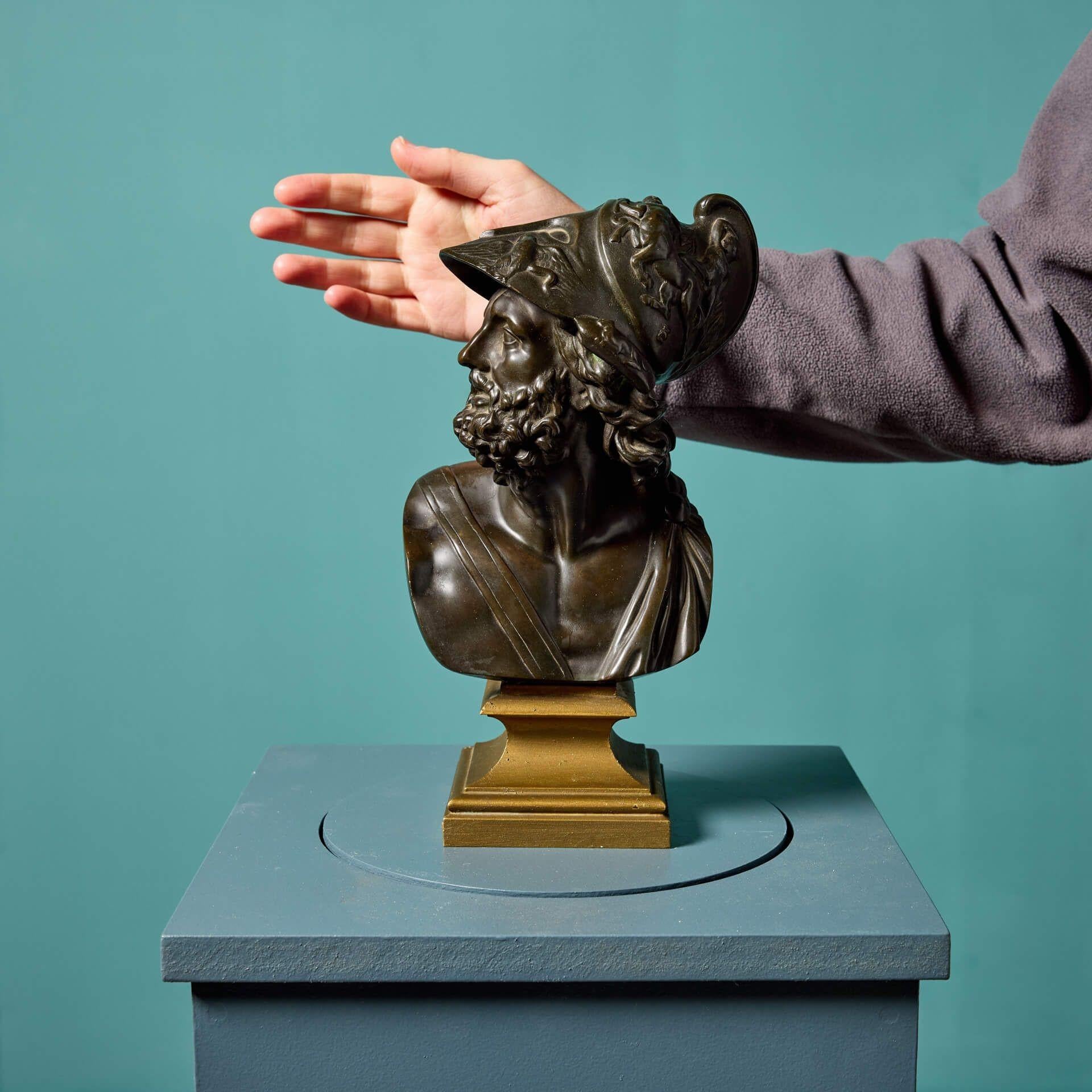 Antike neoklassizistische Bronzebüste des Menelaos nach der Antike. Diese hübsche Skulptur ist nach rechts blickend dargestellt, den Helm über das gewellte Haar und den lockigen Bart erhoben. Menelaos steht auf einem vergoldeten quadratischen Sockel