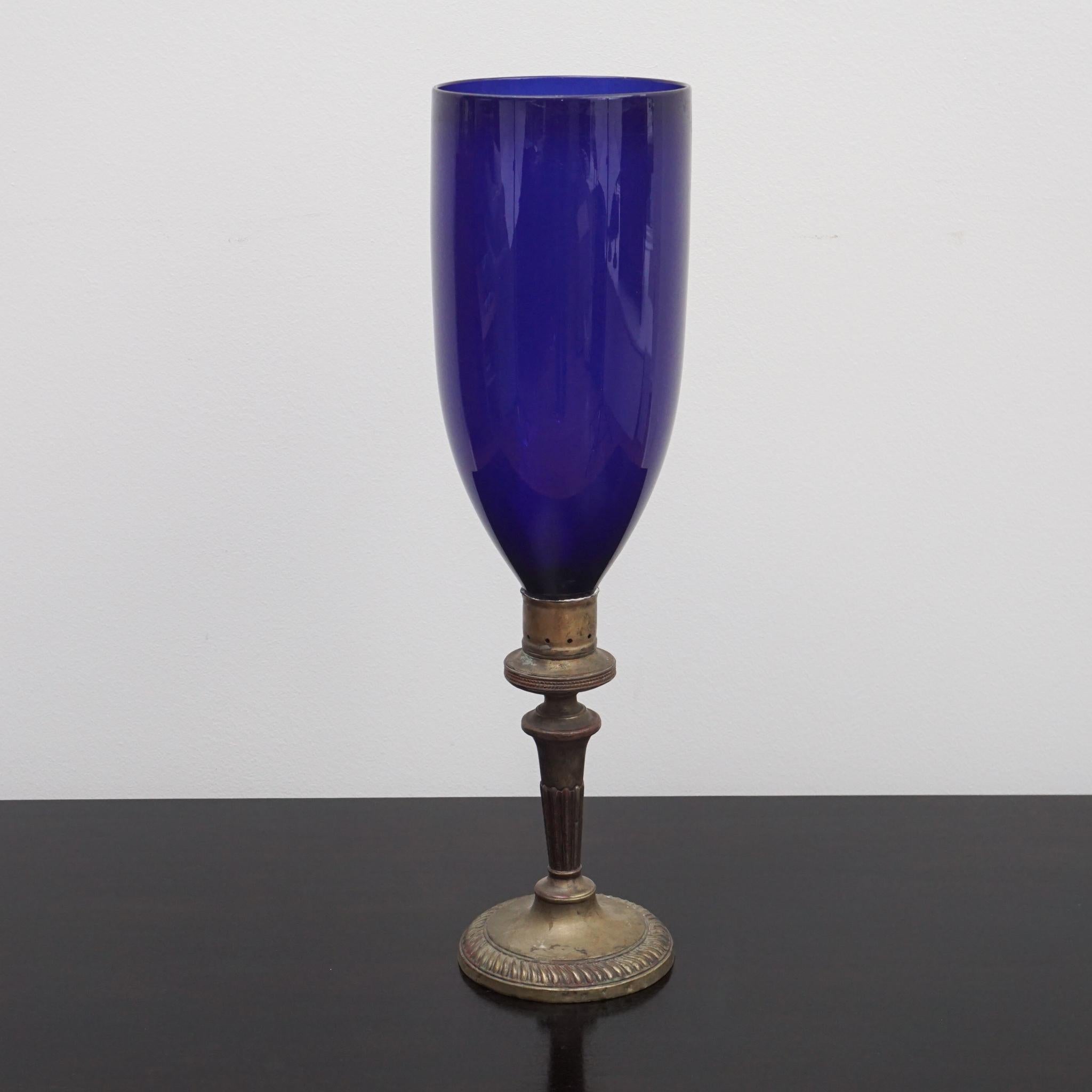 Antike Bronze-Kerzenhalter mit Glasschirmen im Angebot 4