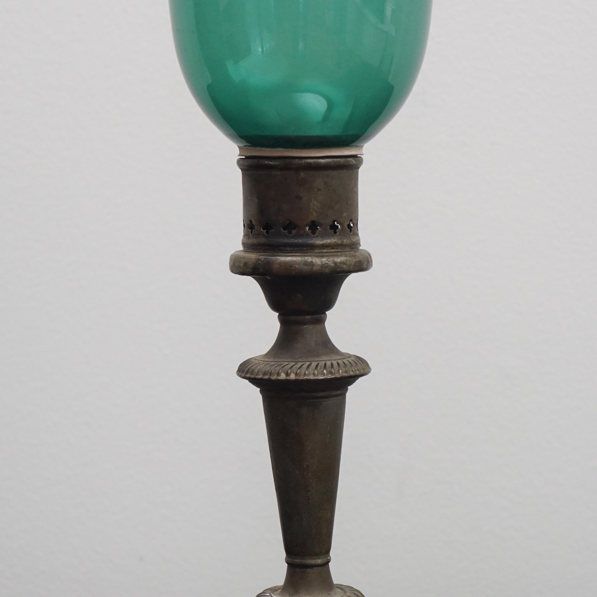 Antike Bronze-Kerzenhalter mit Glasschirmen im Angebot 5