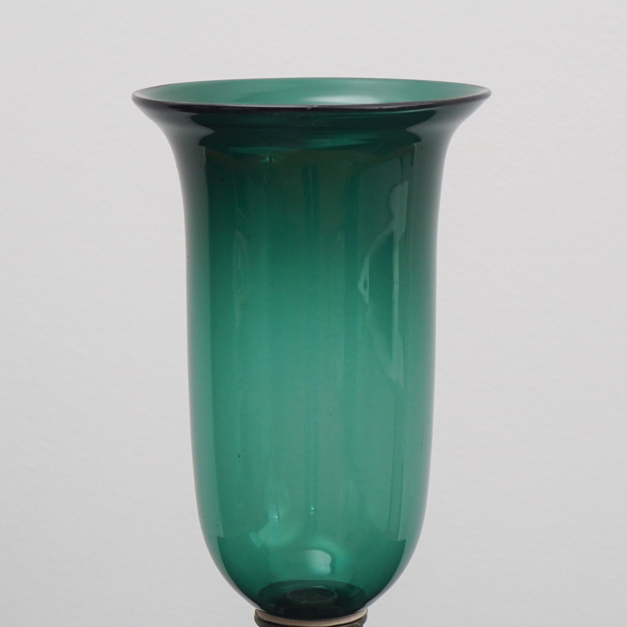Antike Bronze-Kerzenhalter mit Glasschirmen im Angebot 6