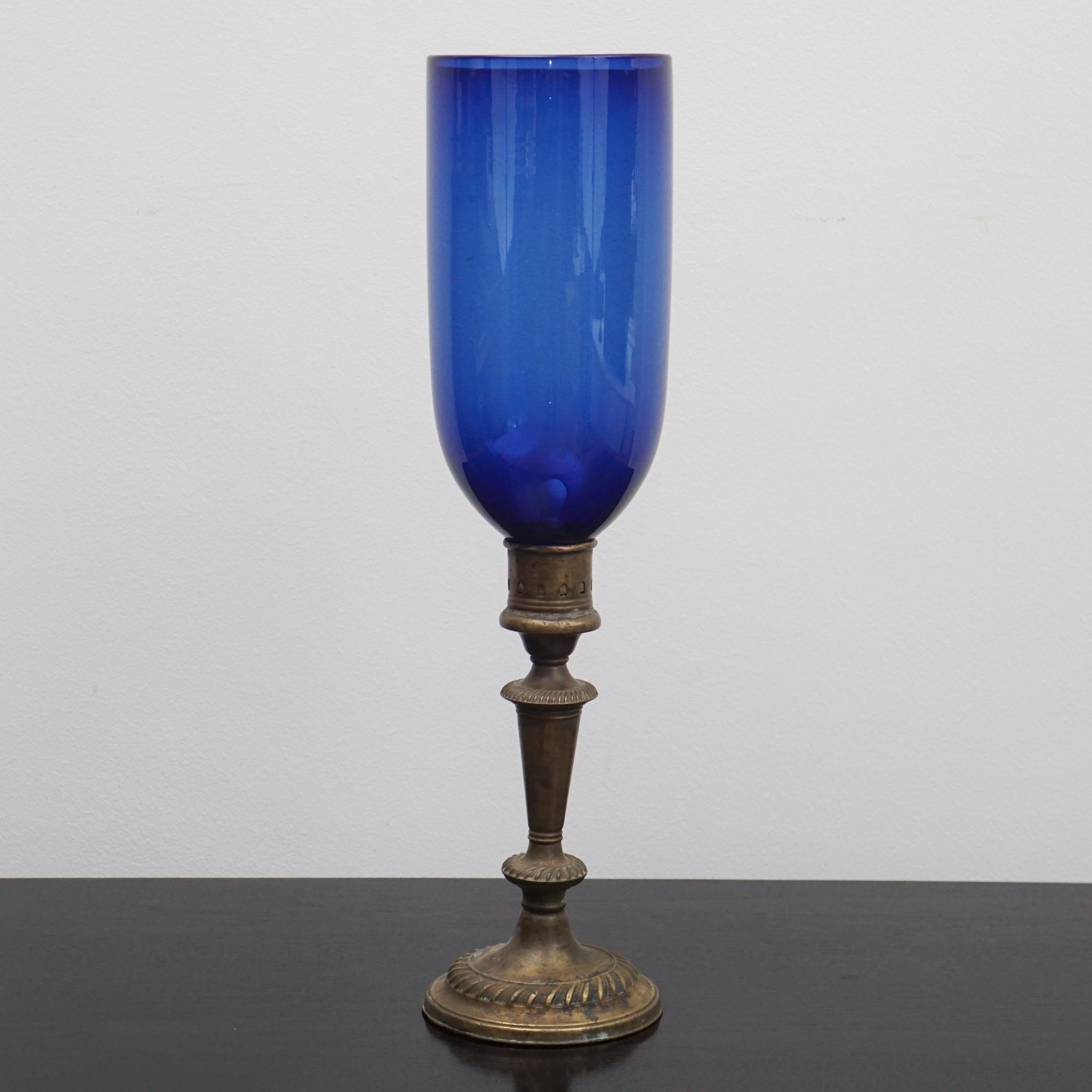 Antike Bronze-Kerzenhalter mit Glasschirmen im Angebot 9