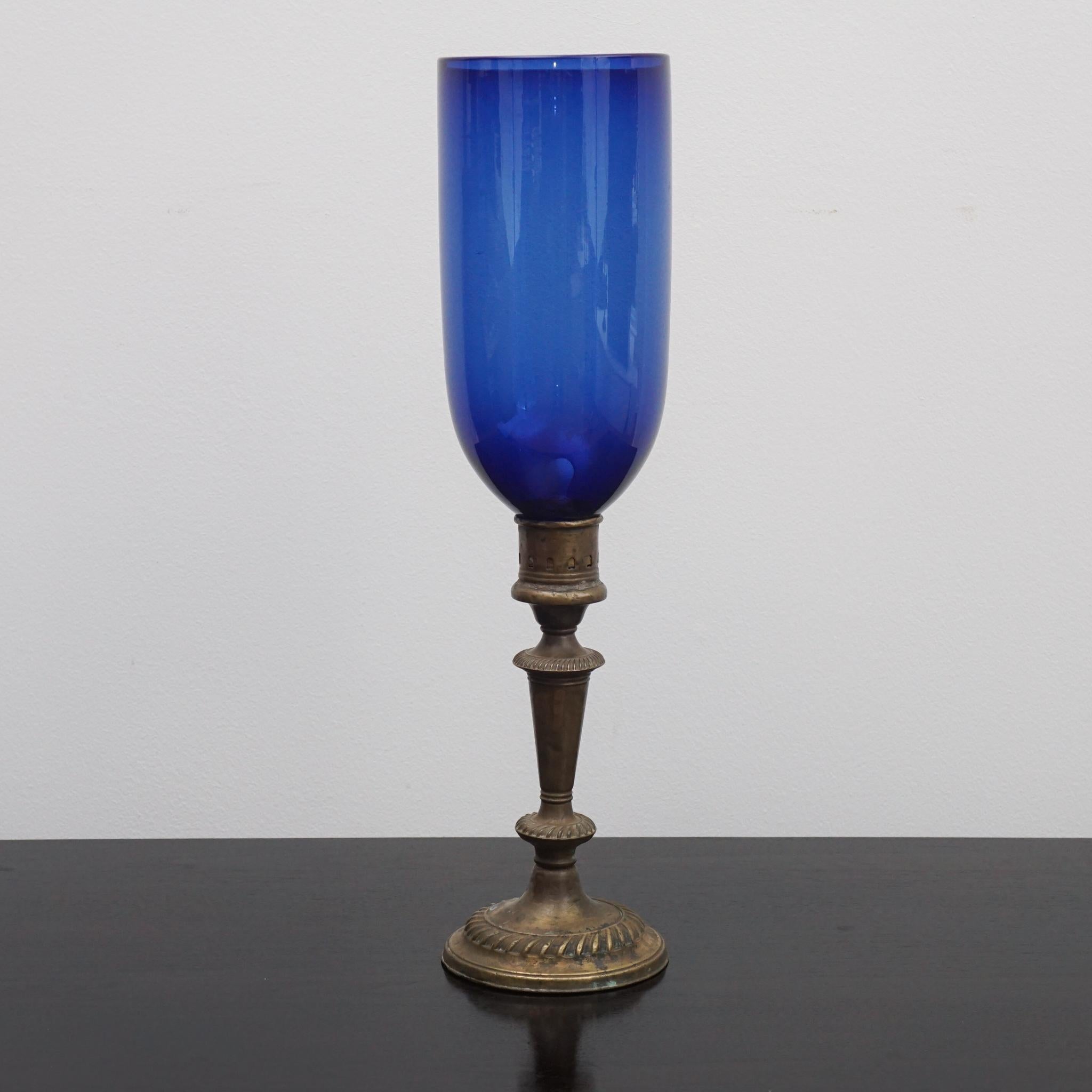 Antike Bronze-Kerzenhalter mit Glasschirmen im Angebot 10