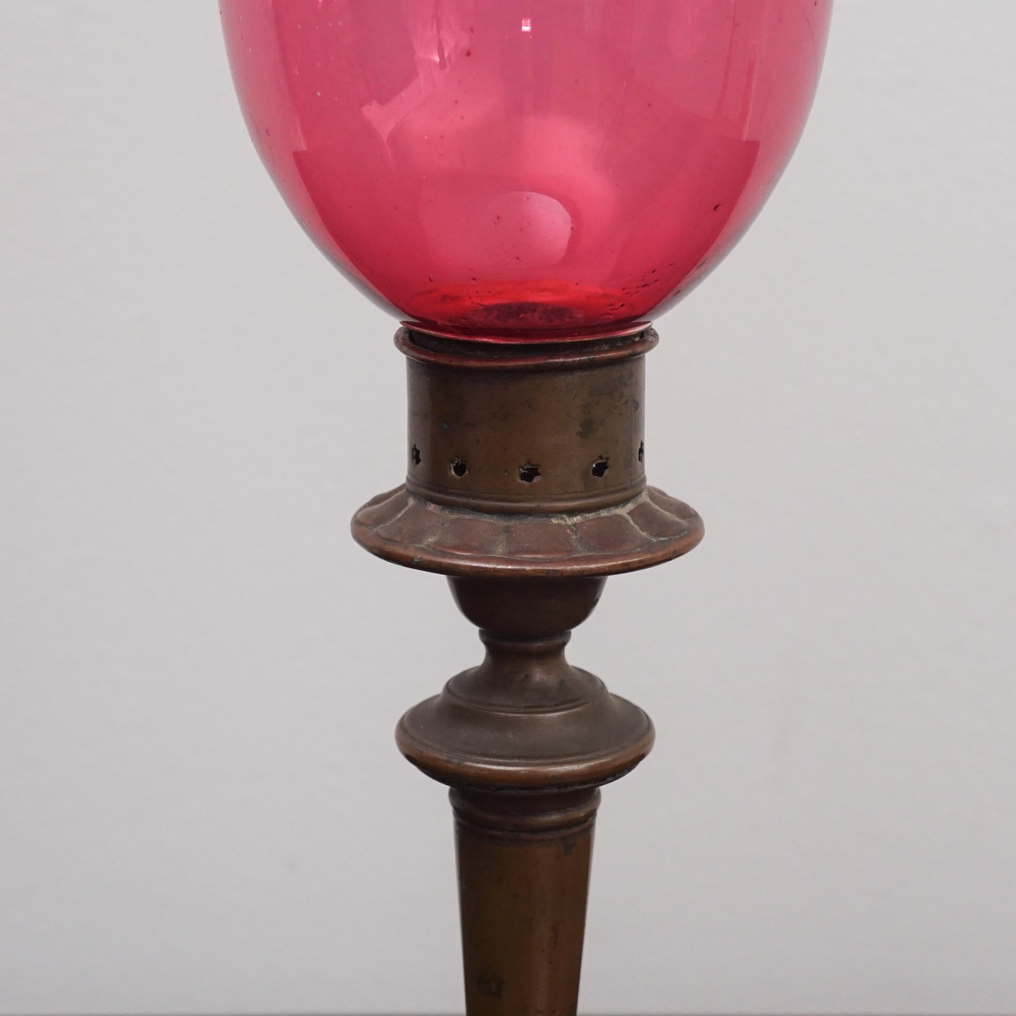Antike Bronze-Kerzenhalter mit Glasschirmen im Angebot 12
