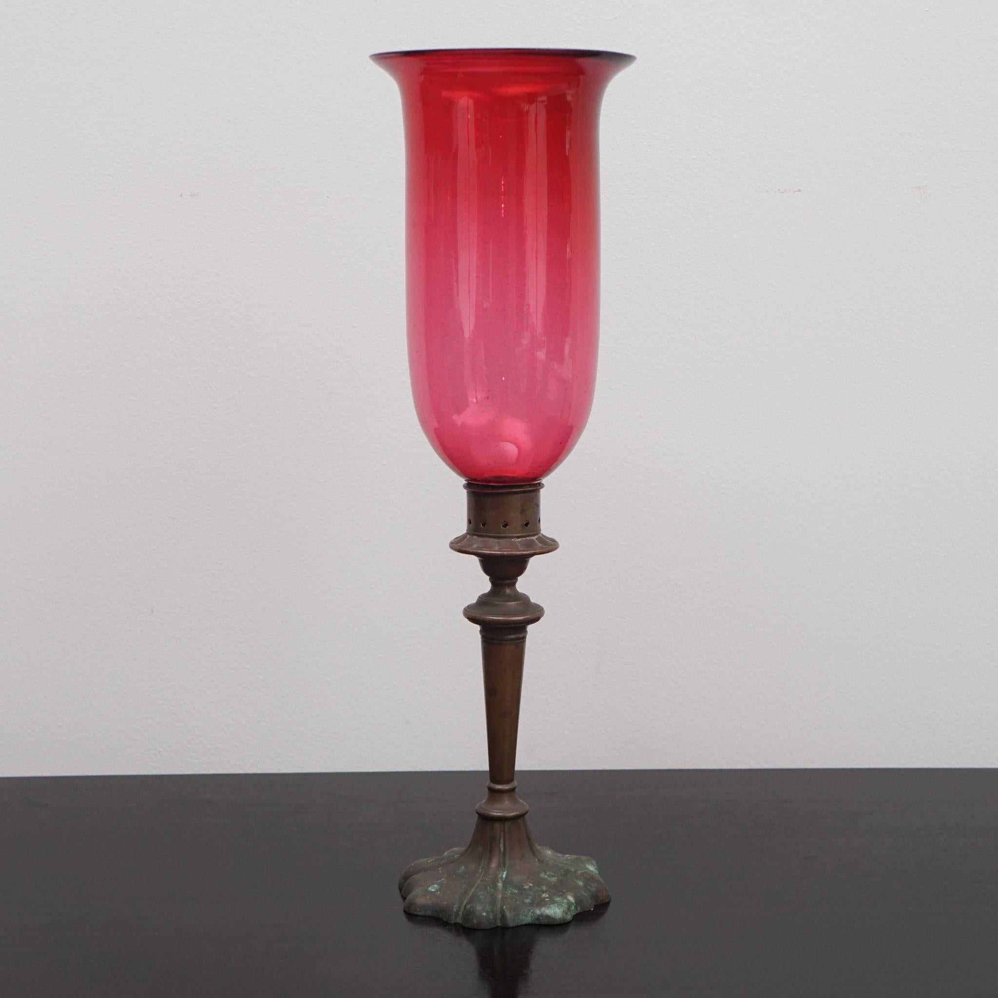 Antike Bronze-Kerzenhalter mit Glasschirmen im Angebot 13