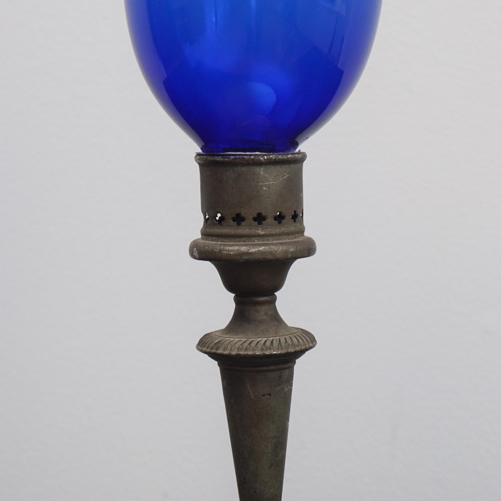 Antike Bronze-Kerzenhalter mit Glasschirmen (Unbekannt) im Angebot