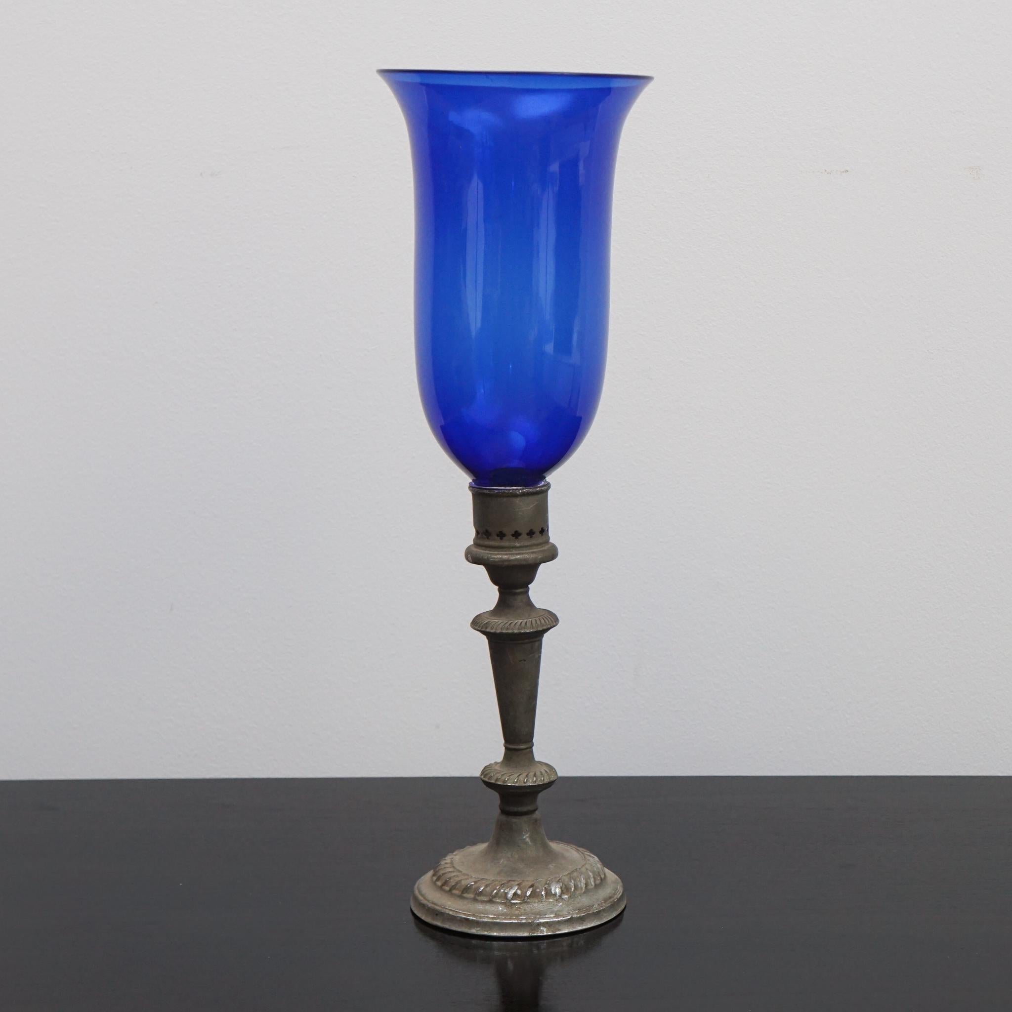Antike Bronze-Kerzenhalter mit Glasschirmen im Zustand „Gut“ im Angebot in Hudson, NY