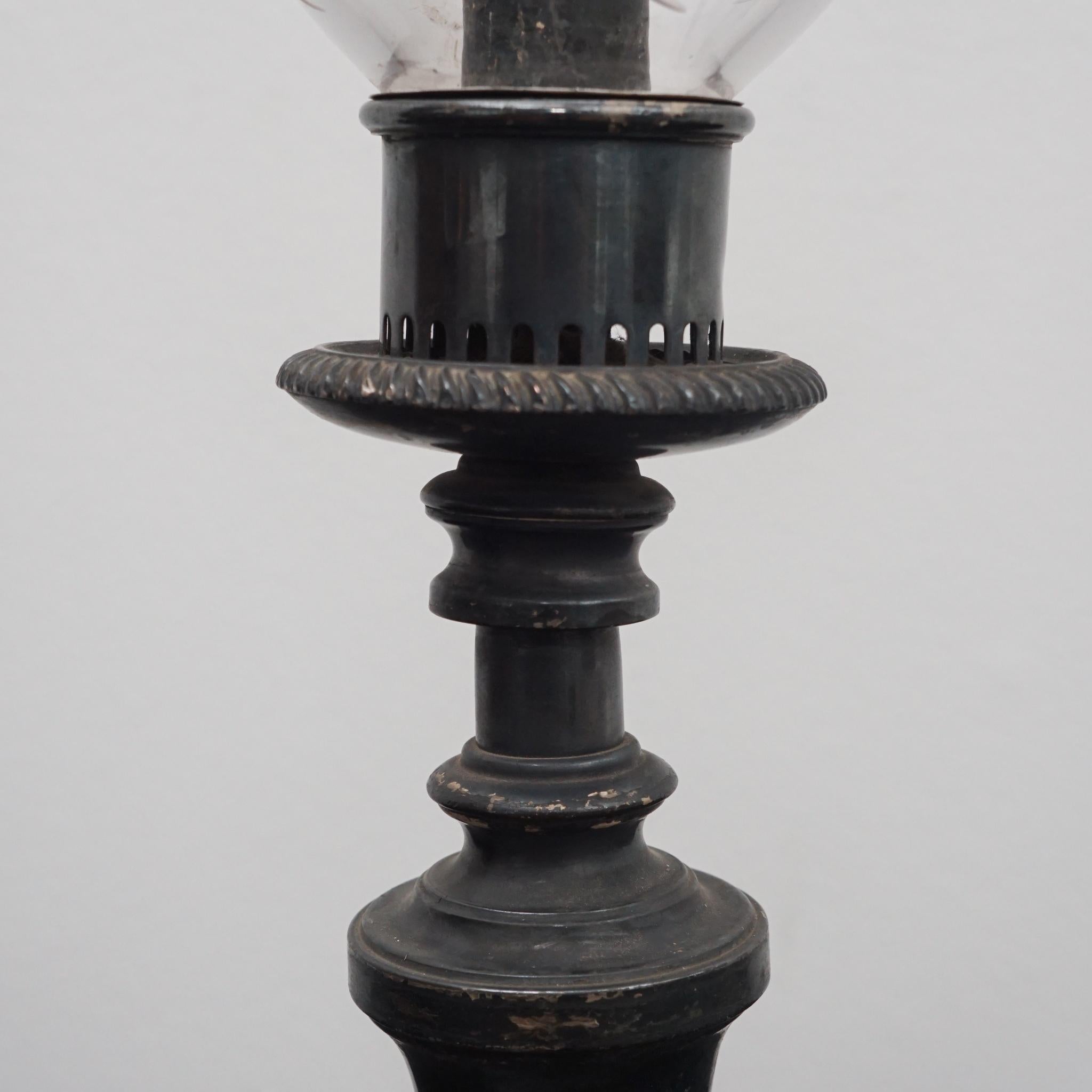 Antike Bronze-Kerzenhalter mit Glasschirmen (19. Jahrhundert) im Angebot