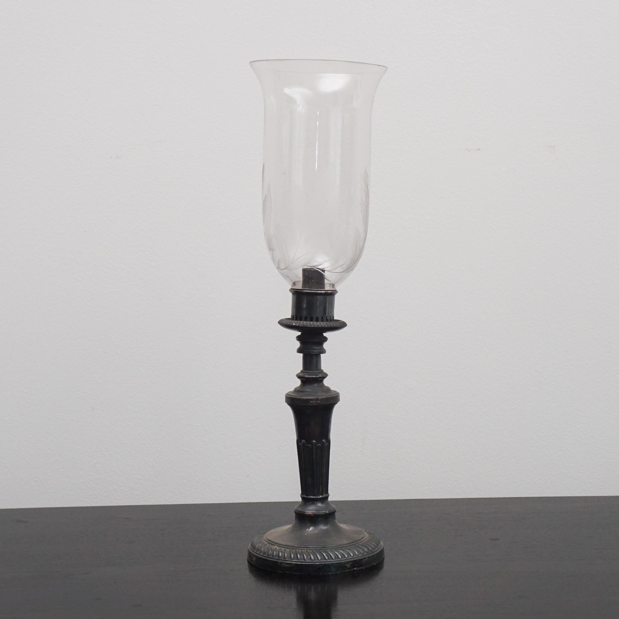 Antike Bronze-Kerzenhalter mit Glasschirmen im Angebot 2