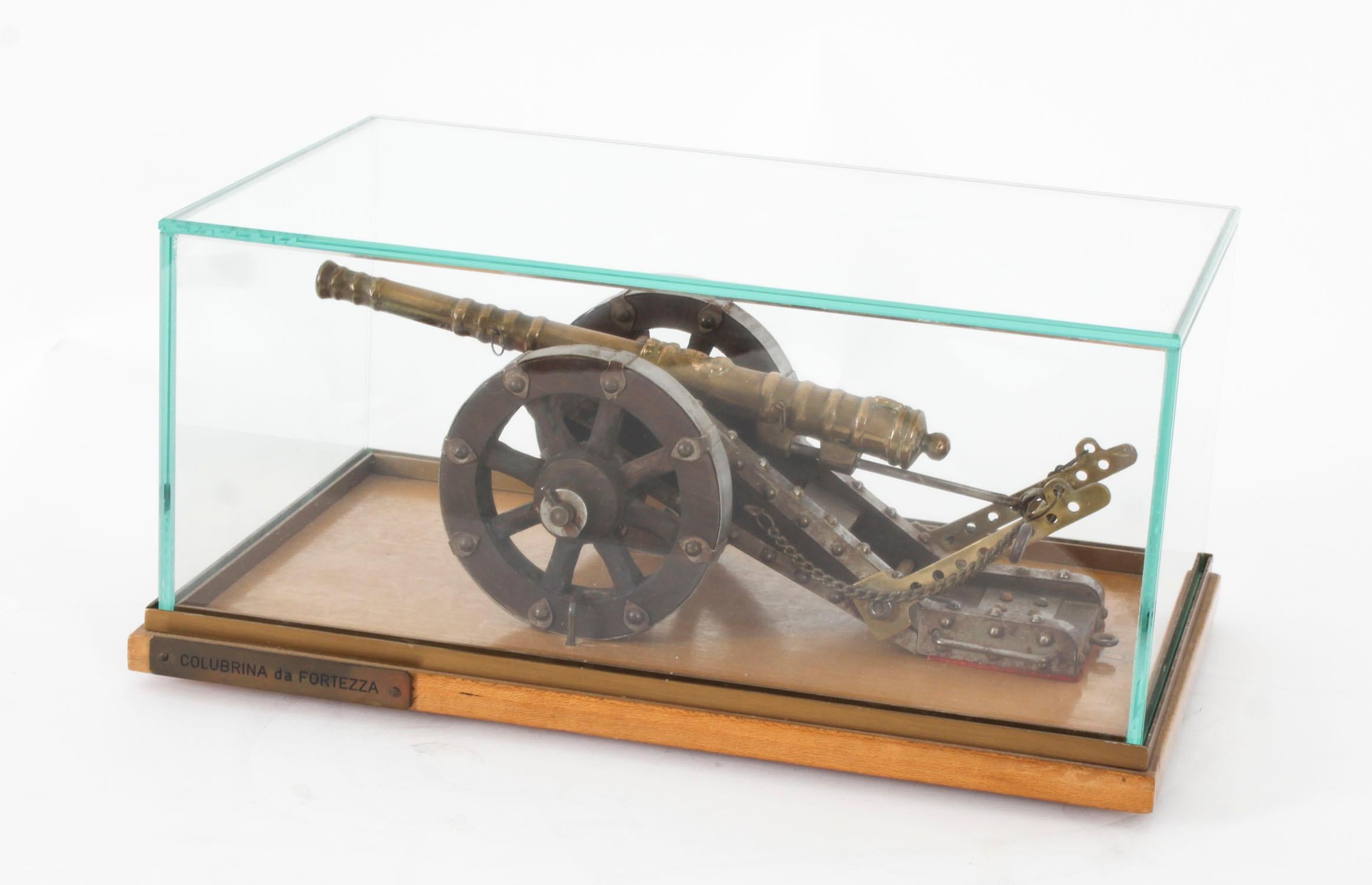 Si tratta di un superbo modello decorativo in bronzo incamiciato in vetro del cannone della Colubrina da Fortezza, risalente alla fine del XIX secolo.

Presenta un barile in ottone lungo 25 cm montato su un carrello a due ruote su una base in Oak