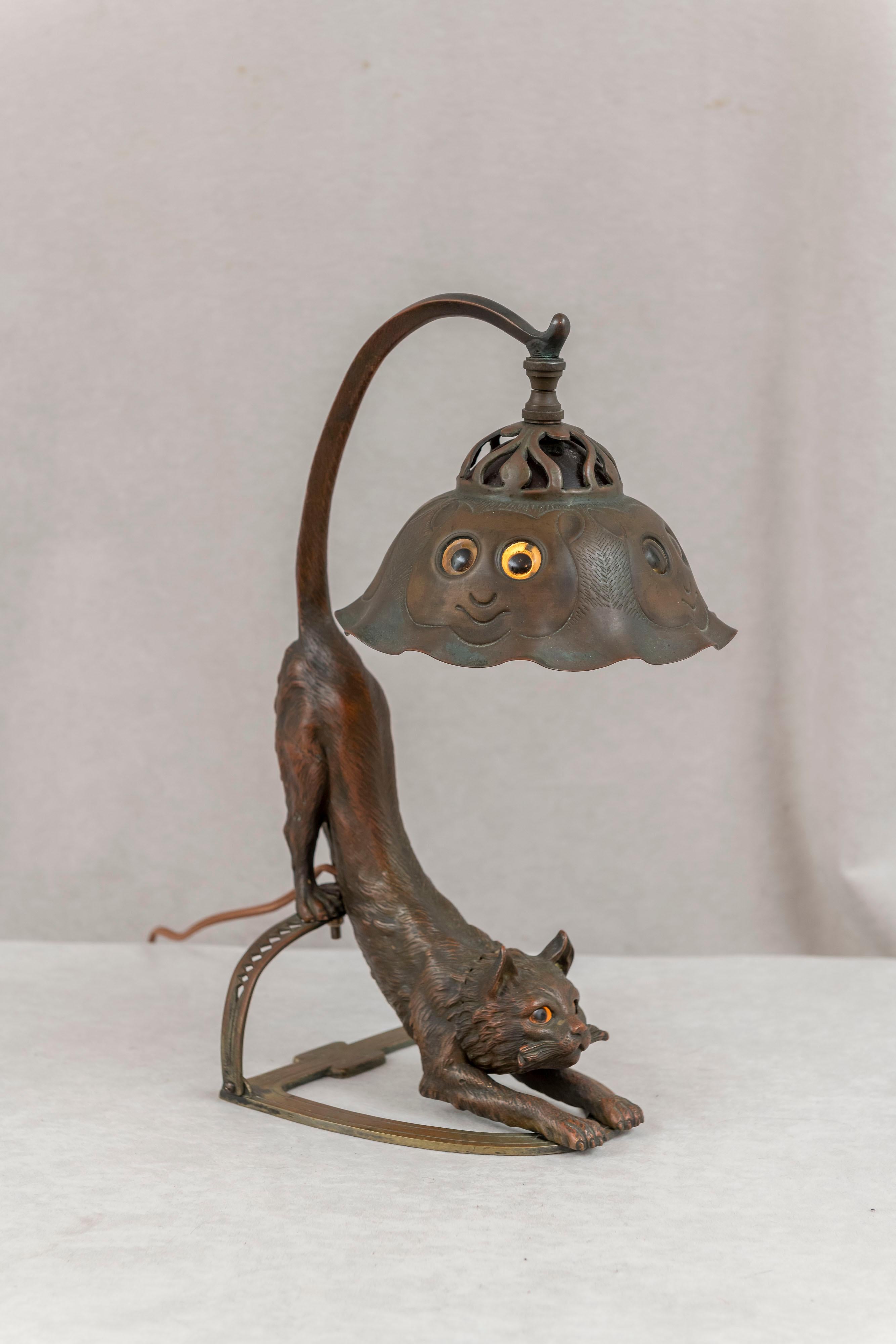 charles pallet cat lamp