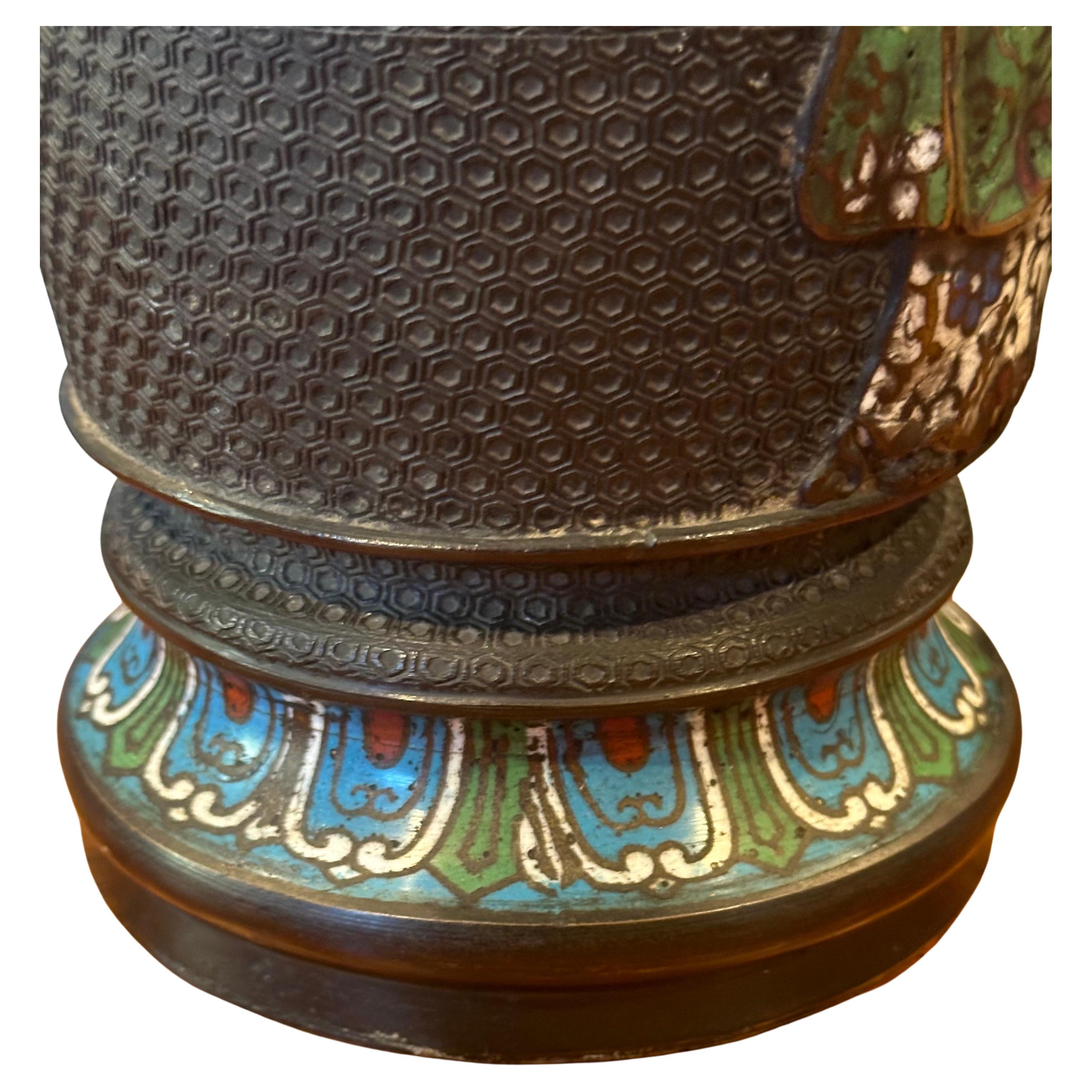 Vase en bronze antique champlevé avec poignées en forme d'éléphant en vente 2